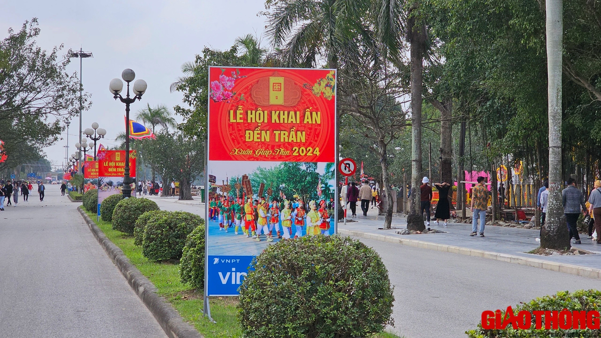 Đền Trần đ&ocirc;ng k&iacute;n kh&aacute;ch d&acirc;ng hương, xin lộc đầu năm - Ảnh 13.