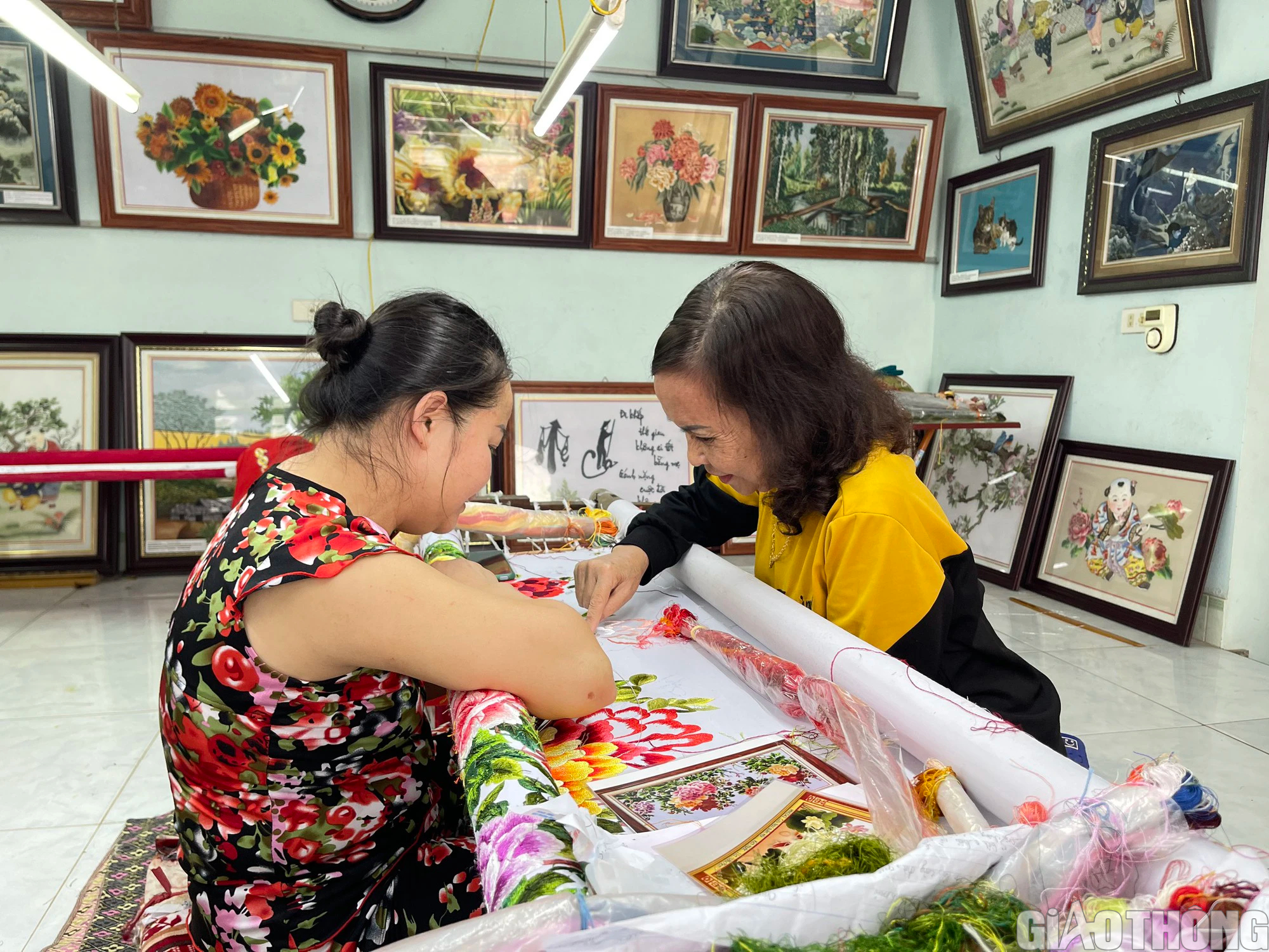 Hồn qu&ecirc; trong những bức tranh th&ecirc;u tay - Ảnh 3.