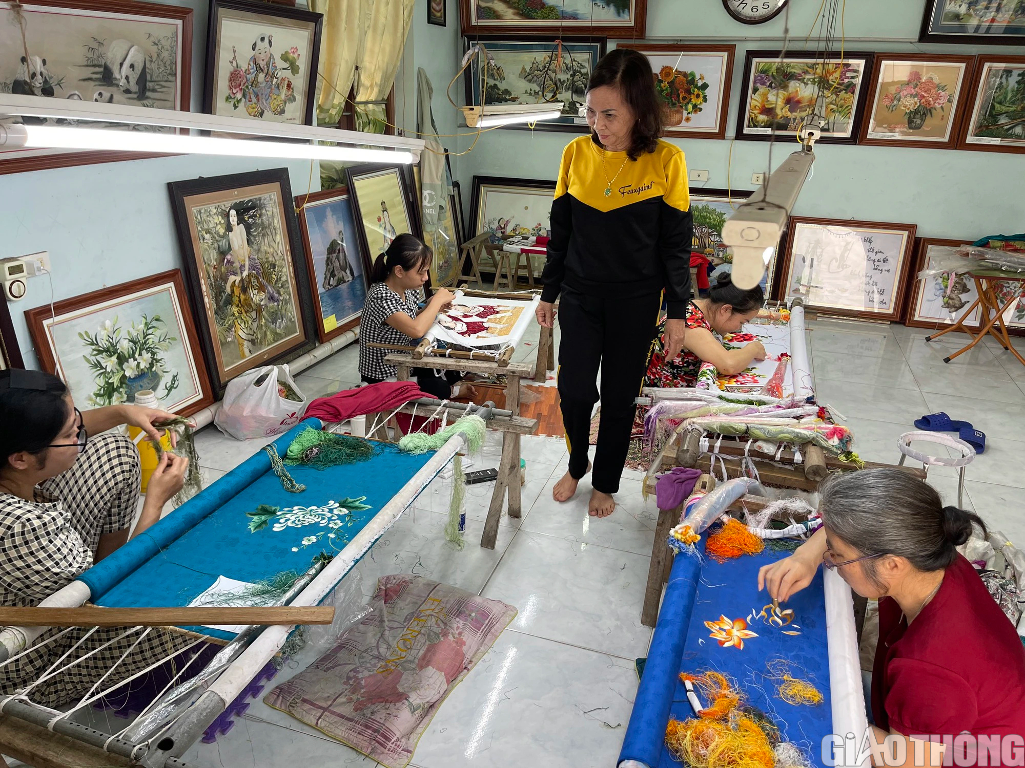 Hồn qu&ecirc; trong những bức tranh th&ecirc;u tay - Ảnh 12.