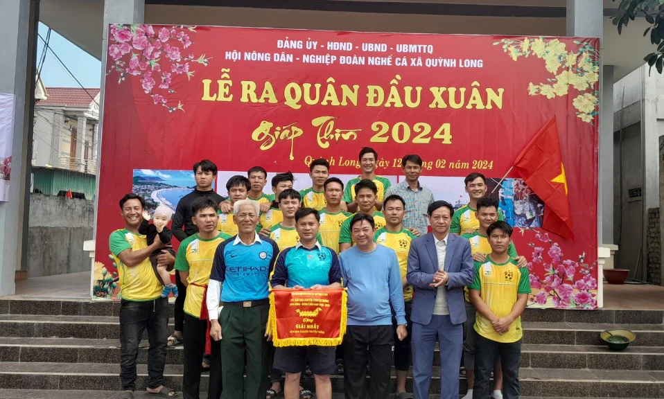 Tưng bừng hội đua thuyền x&ocirc;ng biển đầu xu&acirc;n ở Nghệ An- Ảnh 3.