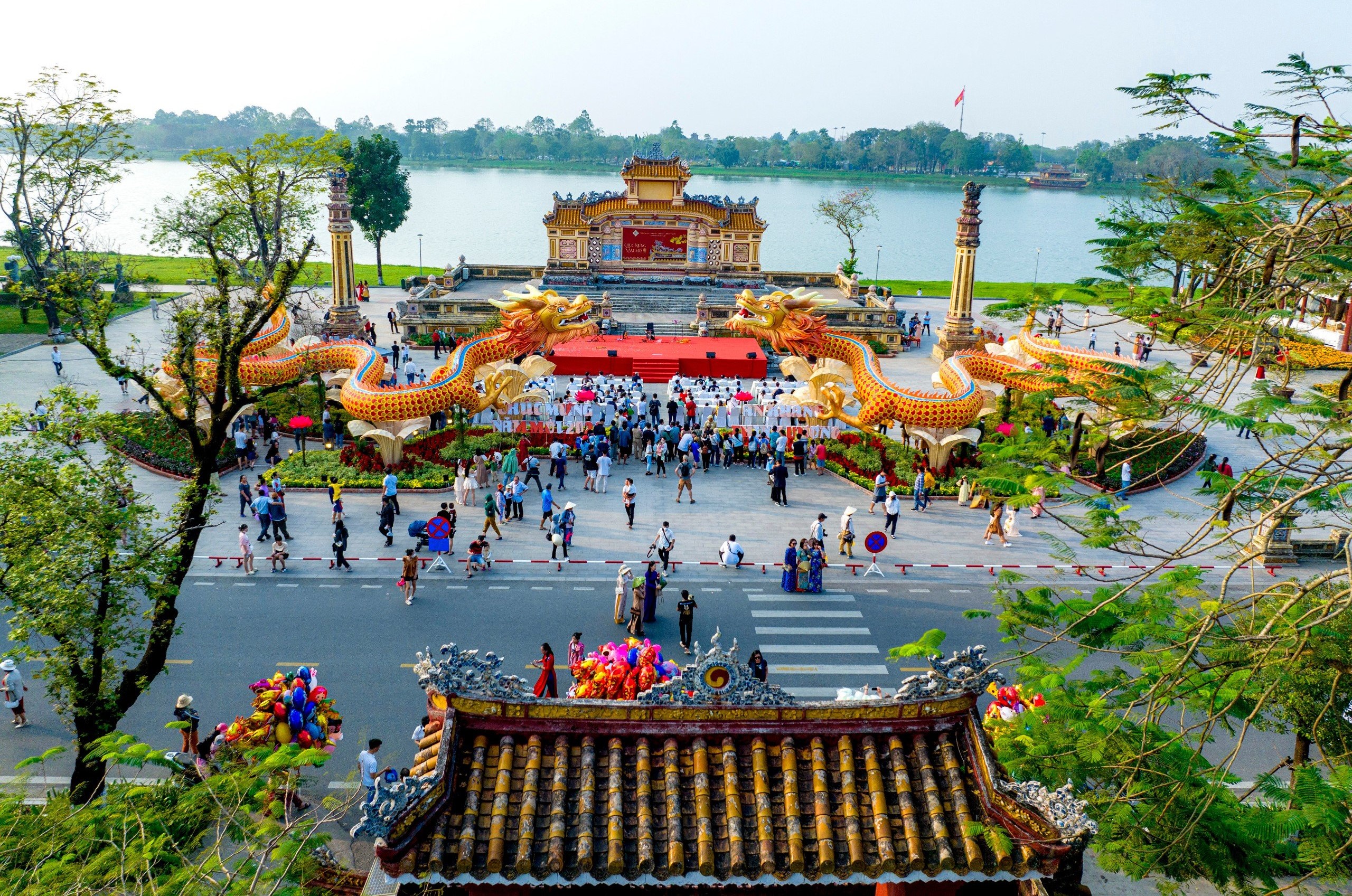 Ngắm rồng cả trên cạn lẫn dưới sông ở Cố đô Huế- Ảnh 11. Ngắm rồng cả trên cạn lẫn dưới sông ở Cố đô Huế- Ảnh 11.