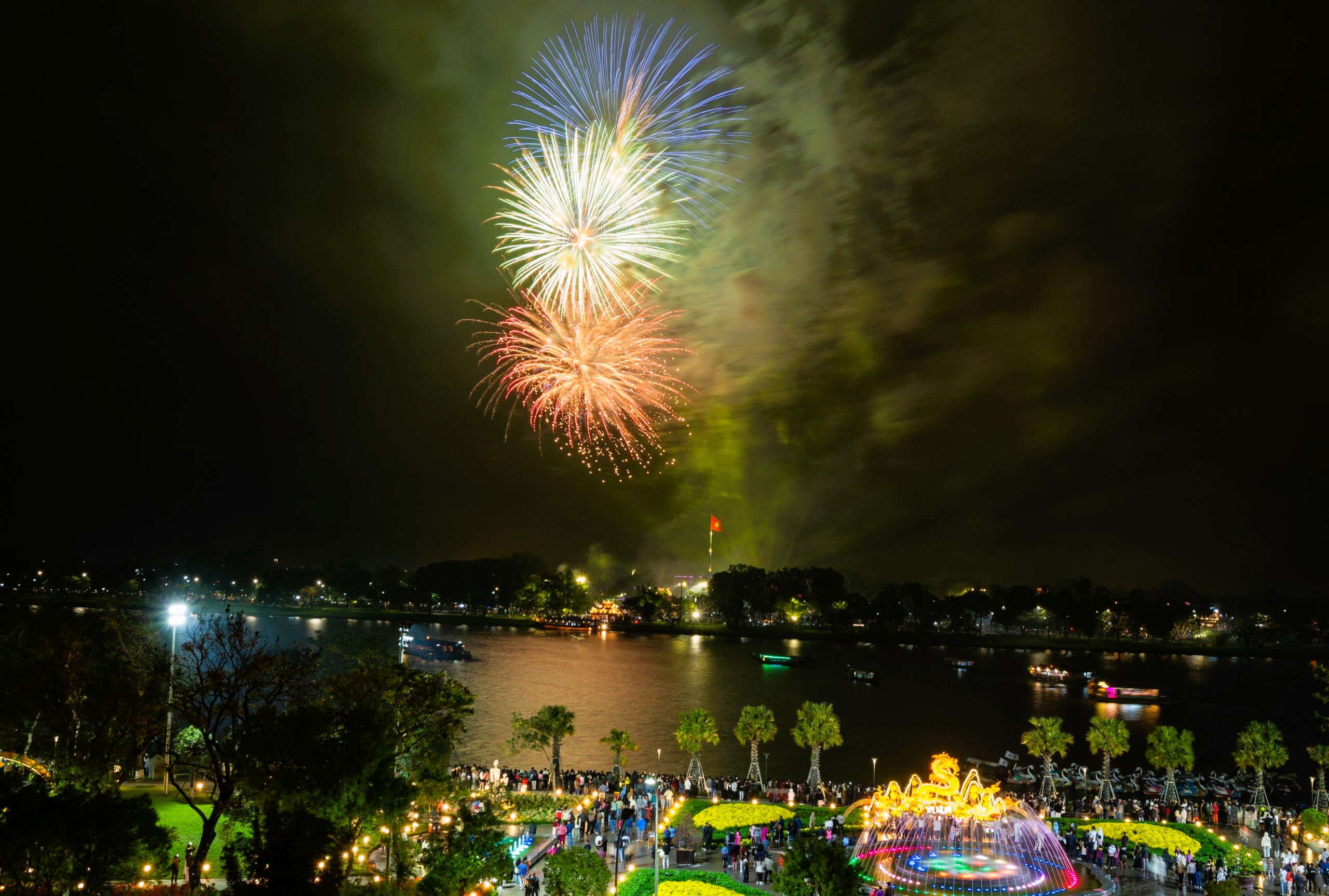 Ngắm rồng cả trên cạn lẫn dưới sông ở Cố đô Huế- Ảnh 9. Ngắm rồng cả trên cạn lẫn dưới sông ở Cố đô Huế- Ảnh 9.