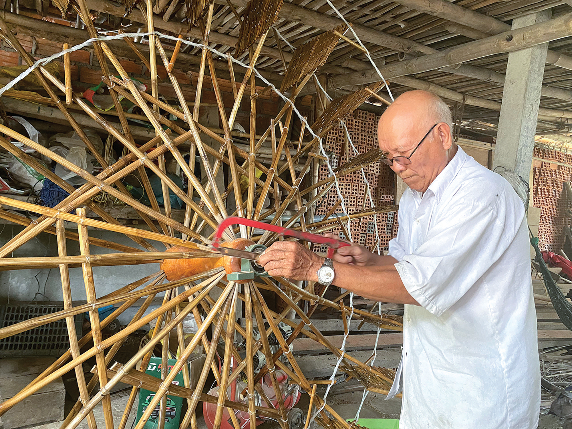 Người cuối c&ugrave;ng l&agrave;m bờ xe nước tr&ecirc;n s&ocirc;ng Tr&agrave;- Ảnh 1.