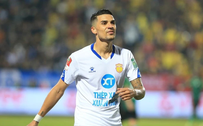 Cựu sao Barcelona bày tỏ khát khao được khoác áo tuyển Việt Nam- Ảnh 1. Cựu sao Barcelona bày tỏ khát khao được khoác áo tuyển Việt Nam- Ảnh 1.