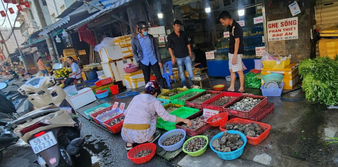 M&ugrave;ng 3 Tết, chợ ở TP.HCM: Hoa v&agrave; rau xanh đắt kh&aacute;ch- Ảnh 7.