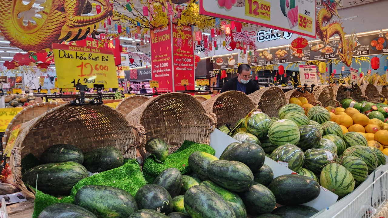 M&ugrave;ng 3 Tết, chợ ở TP.HCM: Hoa v&agrave; rau xanh đắt kh&aacute;ch- Ảnh 9.