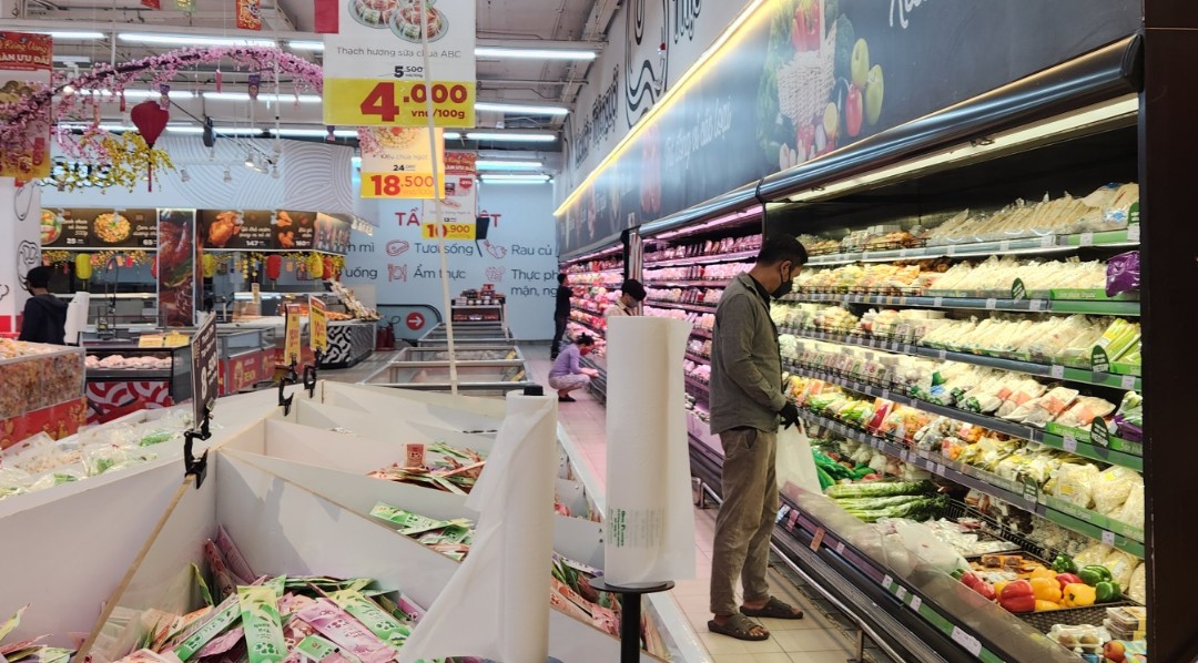 M&ugrave;ng 3 Tết, chợ ở TP.HCM: Hoa v&agrave; rau xanh đắt kh&aacute;ch- Ảnh 8.