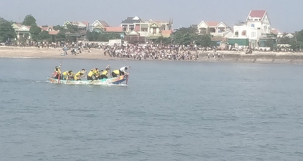 Tưng bừng hội đua thuyền x&ocirc;ng biển đầu xu&acirc;n ở Nghệ An- Ảnh 1.