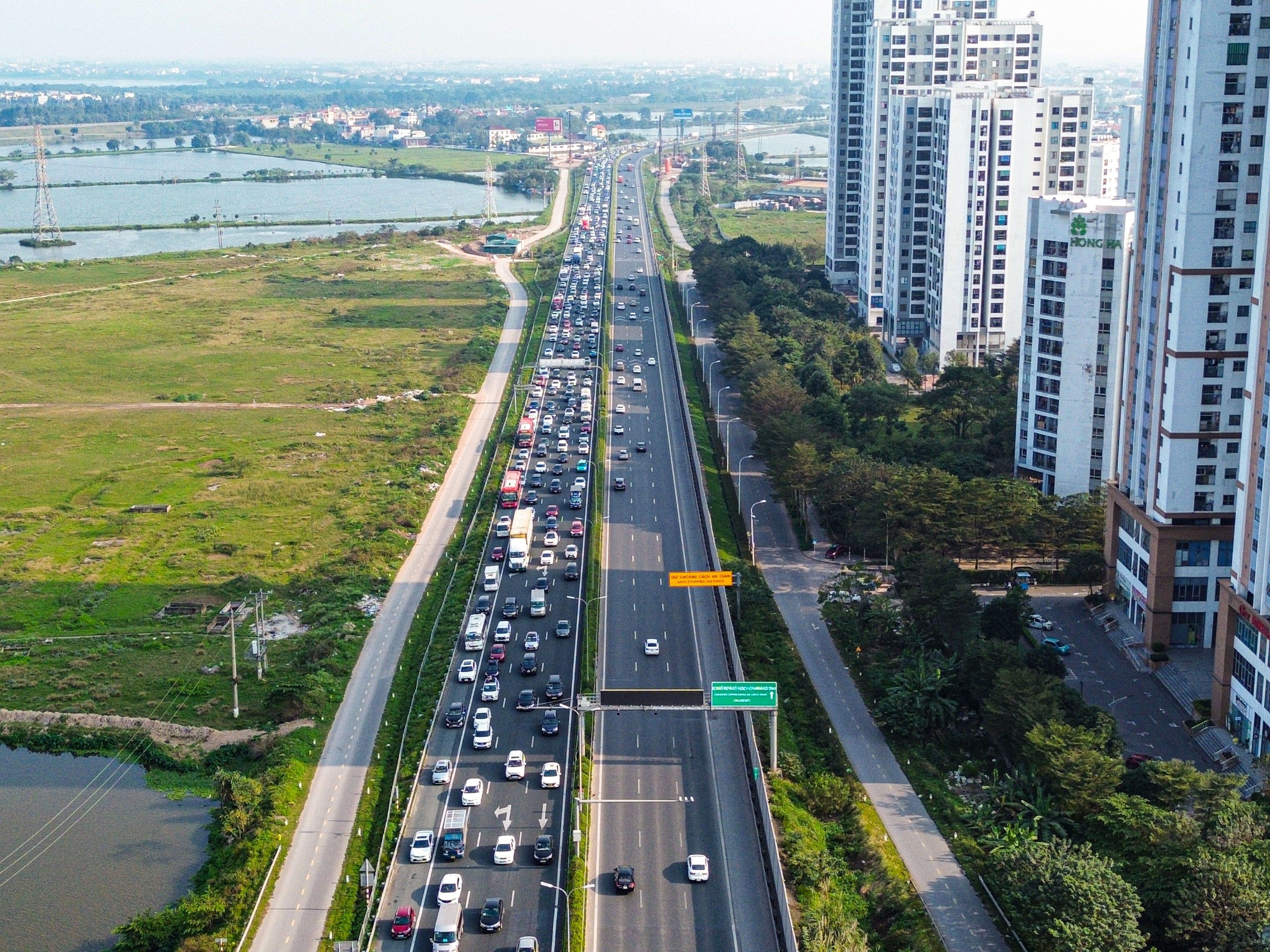 Người d&acirc;n đổ về H&agrave; Nội d&ugrave; chưa hết kỳ nghỉ Tết, cửa ng&otilde; Thủ đ&ocirc; &ugrave;n tắc k&eacute;o d&agrave;i- Ảnh 8.