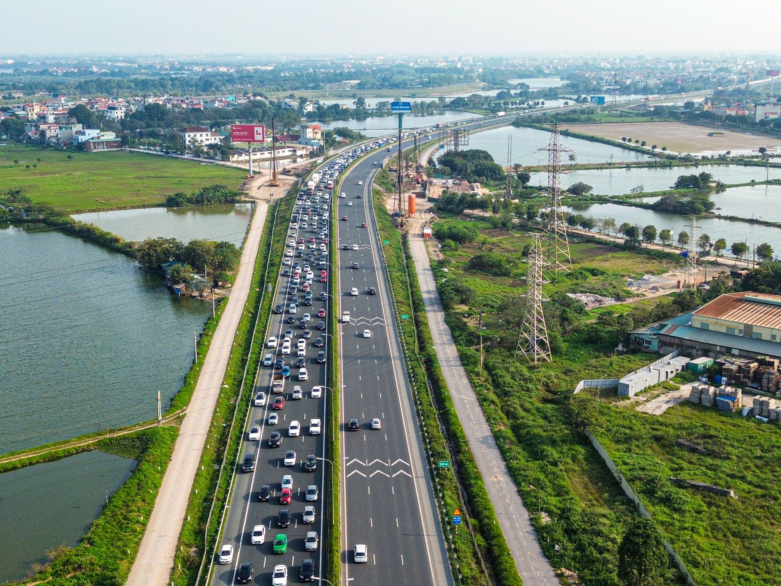Người d&acirc;n đổ về H&agrave; Nội d&ugrave; chưa hết kỳ nghỉ Tết, cửa ng&otilde; Thủ đ&ocirc; &ugrave;n tắc k&eacute;o d&agrave;i- Ảnh 2.