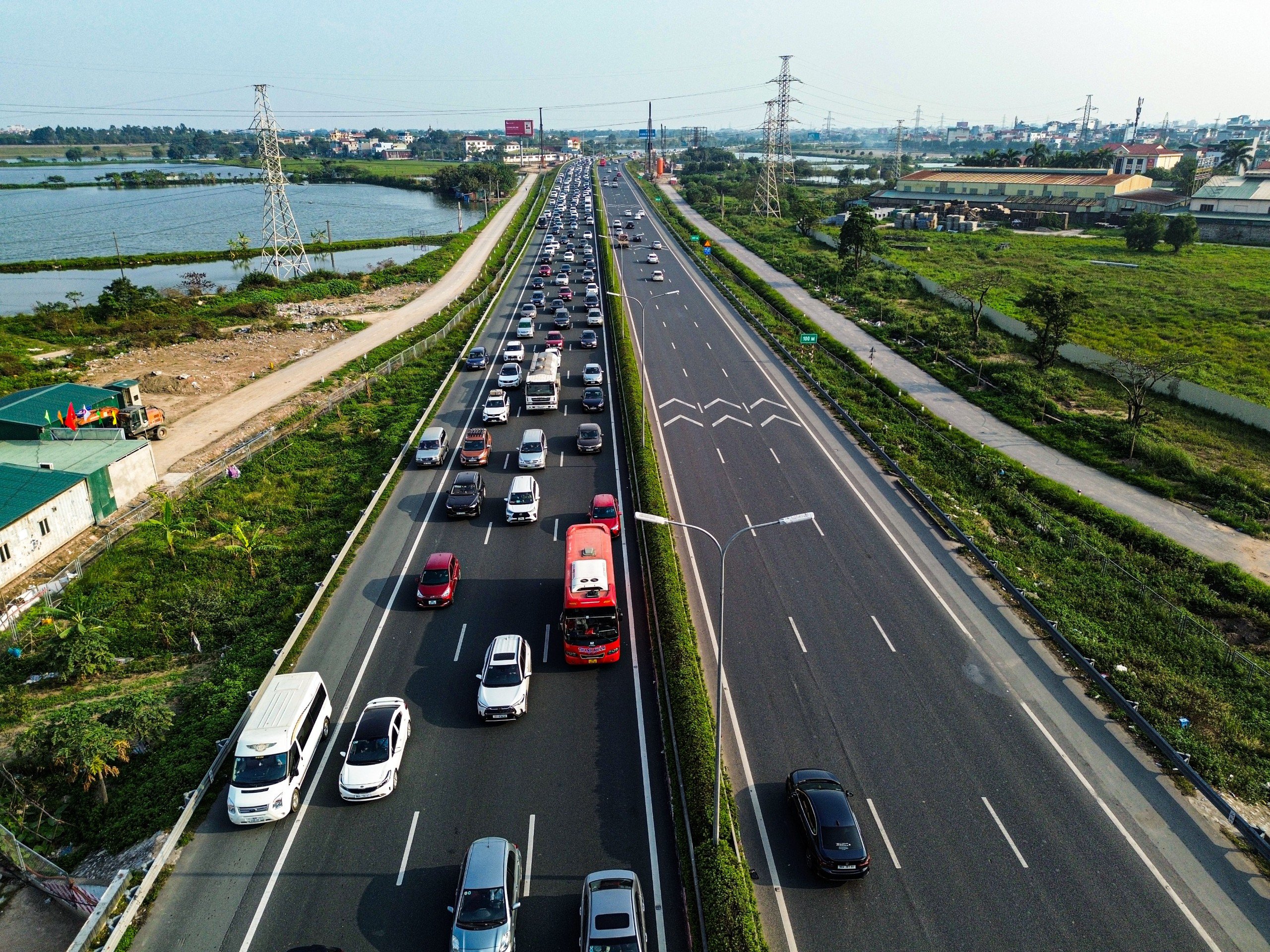Người d&acirc;n đổ về H&agrave; Nội d&ugrave; chưa hết kỳ nghỉ Tết, cửa ng&otilde; Thủ đ&ocirc; &ugrave;n tắc k&eacute;o d&agrave;i- Ảnh 1.
