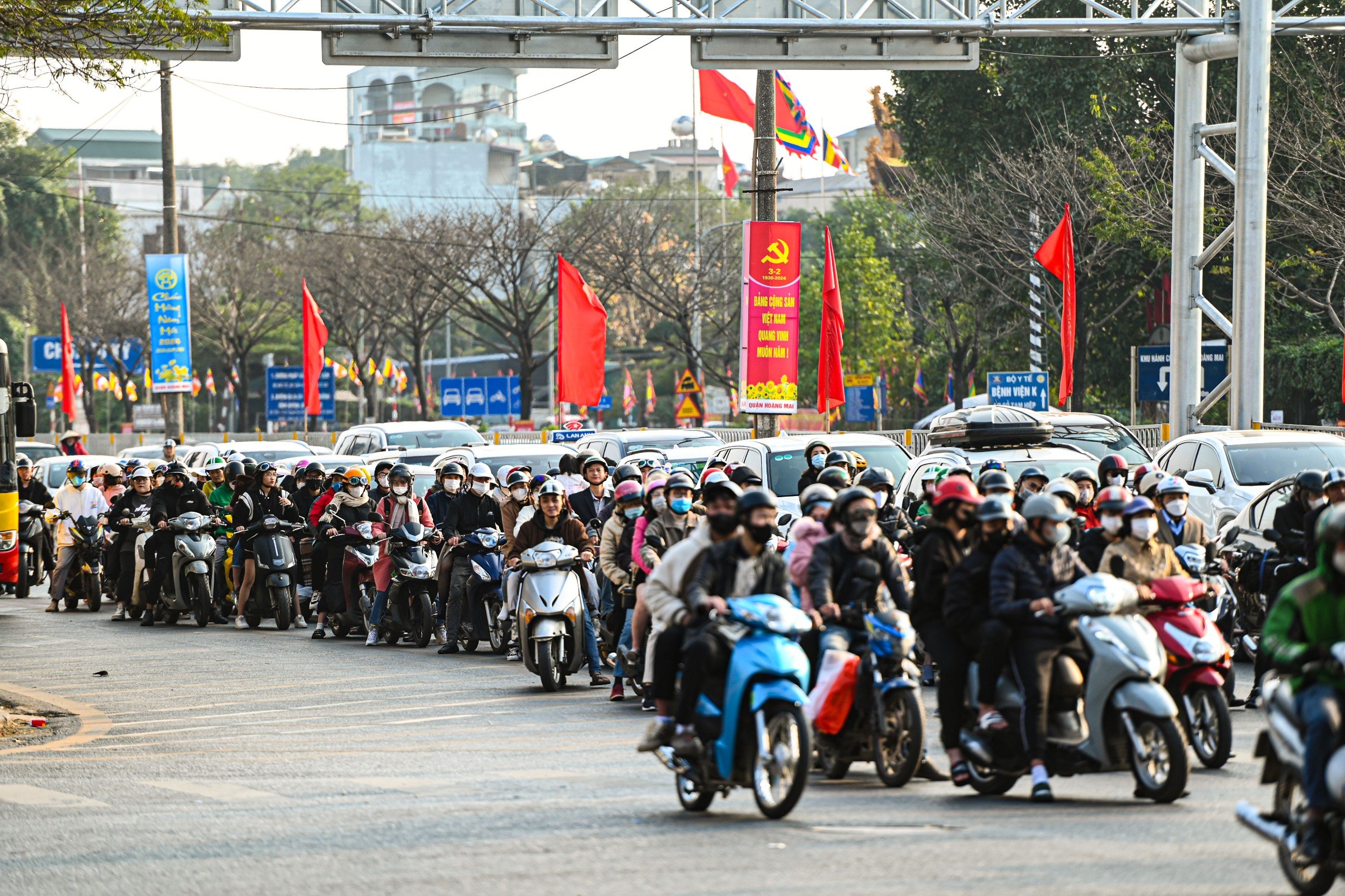 Người d&acirc;n đổ về H&agrave; Nội d&ugrave; chưa hết kỳ nghỉ Tết, cửa ng&otilde; Thủ đ&ocirc; &ugrave;n tắc k&eacute;o d&agrave;i- Ảnh 4.