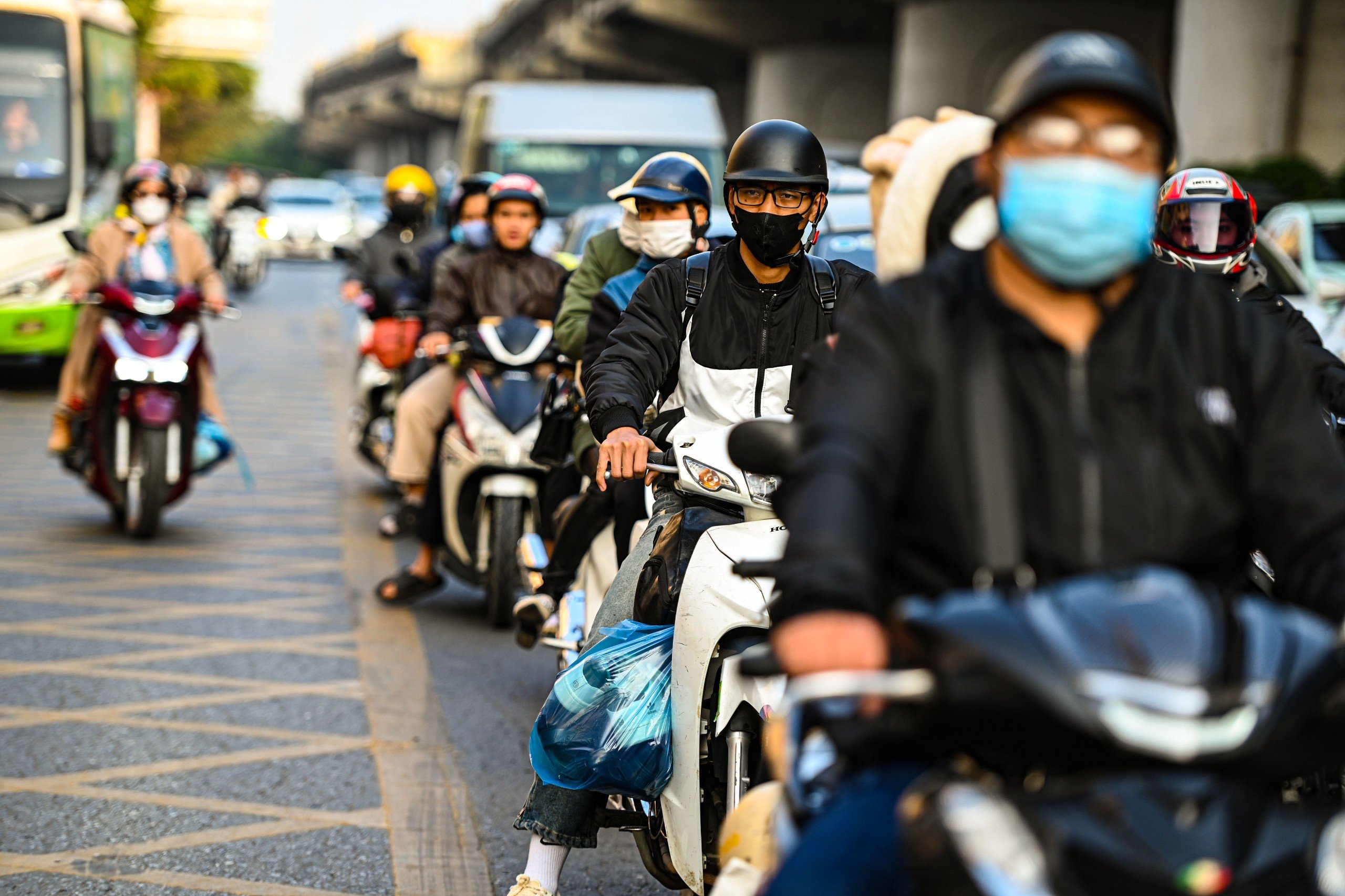 Người d&acirc;n đổ về H&agrave; Nội d&ugrave; chưa hết kỳ nghỉ Tết, cửa ng&otilde; Thủ đ&ocirc; &ugrave;n tắc k&eacute;o d&agrave;i- Ảnh 5.