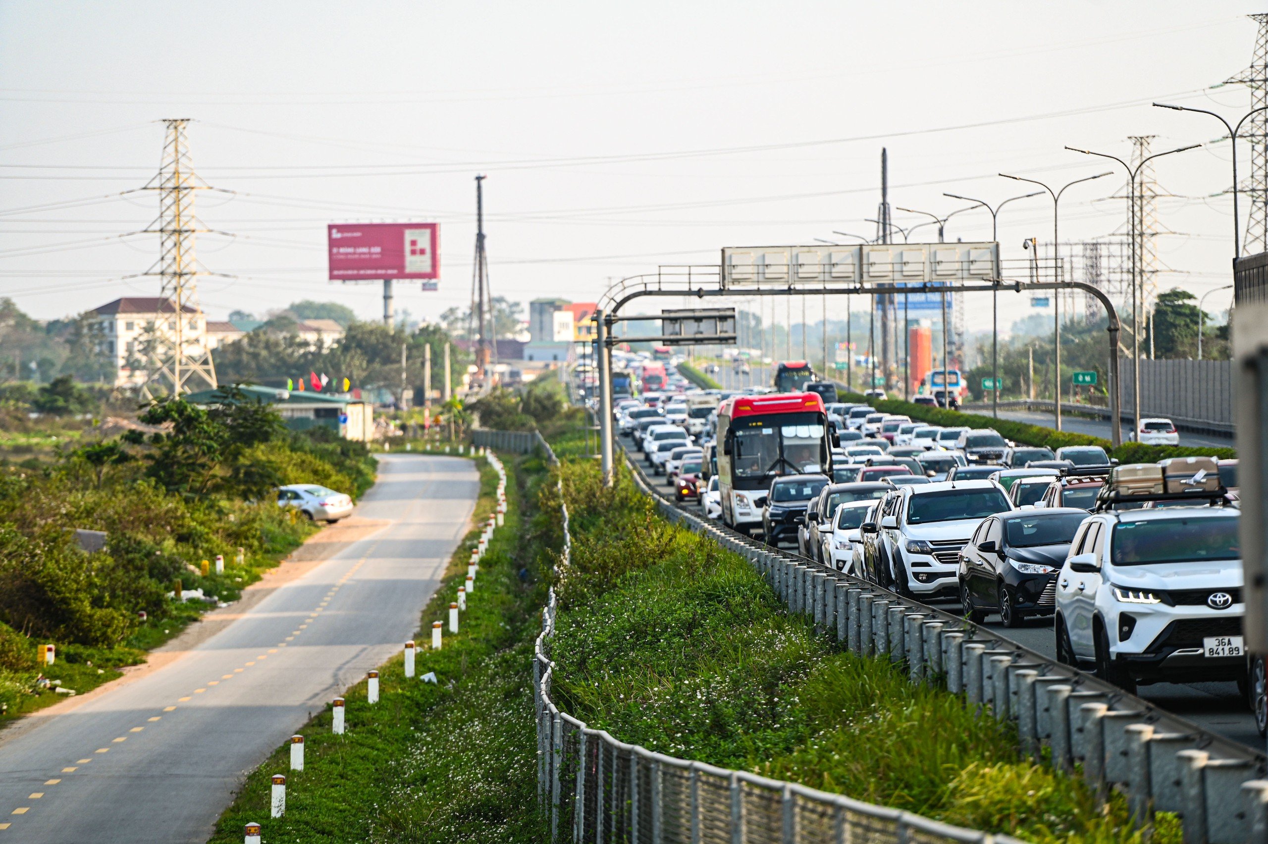 Người d&acirc;n đổ về H&agrave; Nội d&ugrave; chưa hết kỳ nghỉ Tết, cửa ng&otilde; Thủ đ&ocirc; &ugrave;n tắc k&eacute;o d&agrave;i- Ảnh 3.