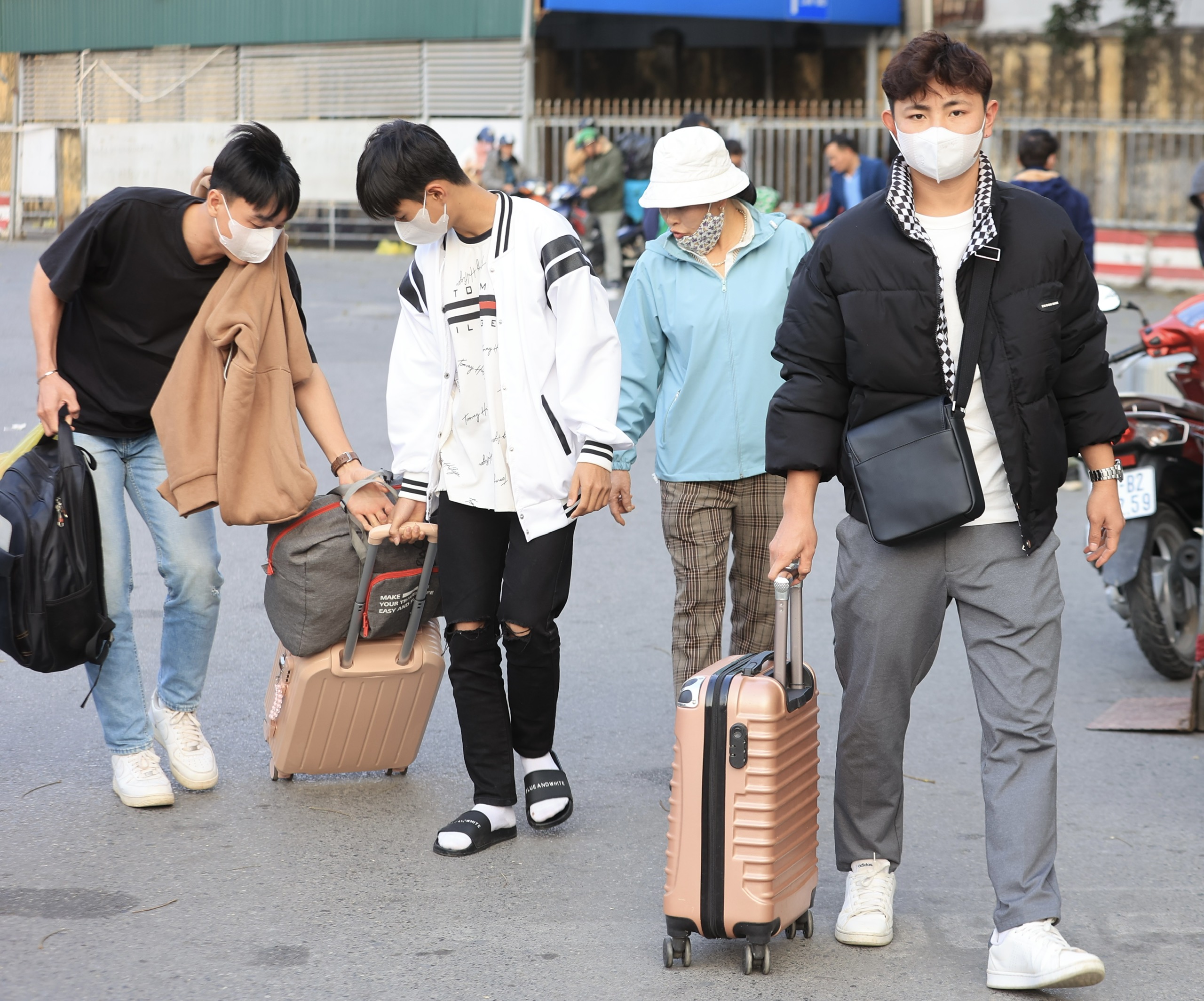 Người d&acirc;n lỉnh kỉnh đồ đạc trở lại Thủ đ&ocirc; chiều m&ugrave;ng 4 Tết- Ảnh 11.