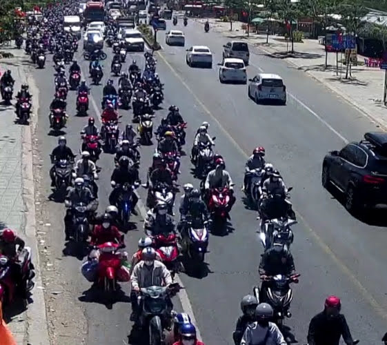 M&ugrave;ng 4 Tết, giao th&ocirc;ng qua cầu Rạch Miễu li&ecirc;n tục &ugrave;n ứ- Ảnh 1.