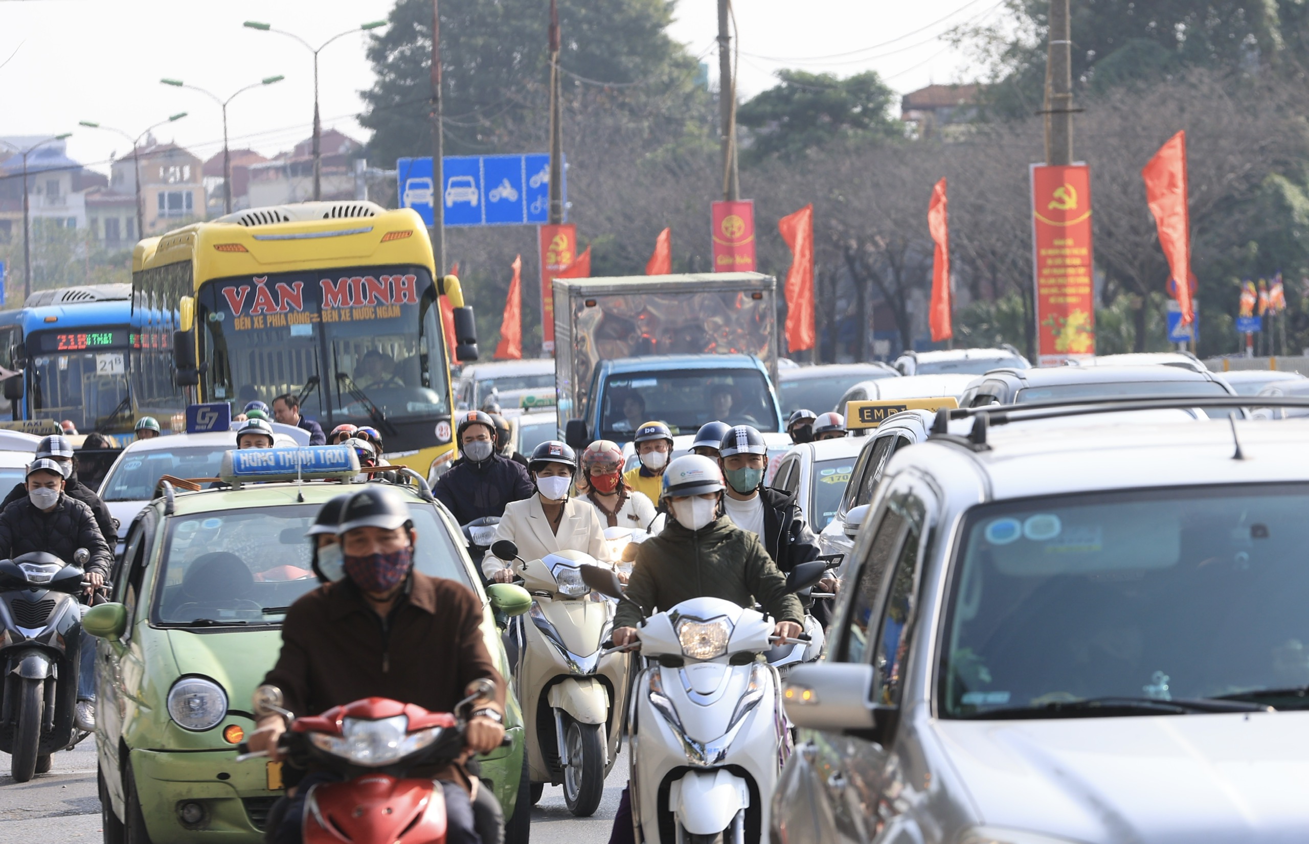 Chiều m&ugrave;ng 4 Tết, người d&acirc;n &ugrave;n &ugrave;n trở lại H&agrave; Nội- Ảnh 11.