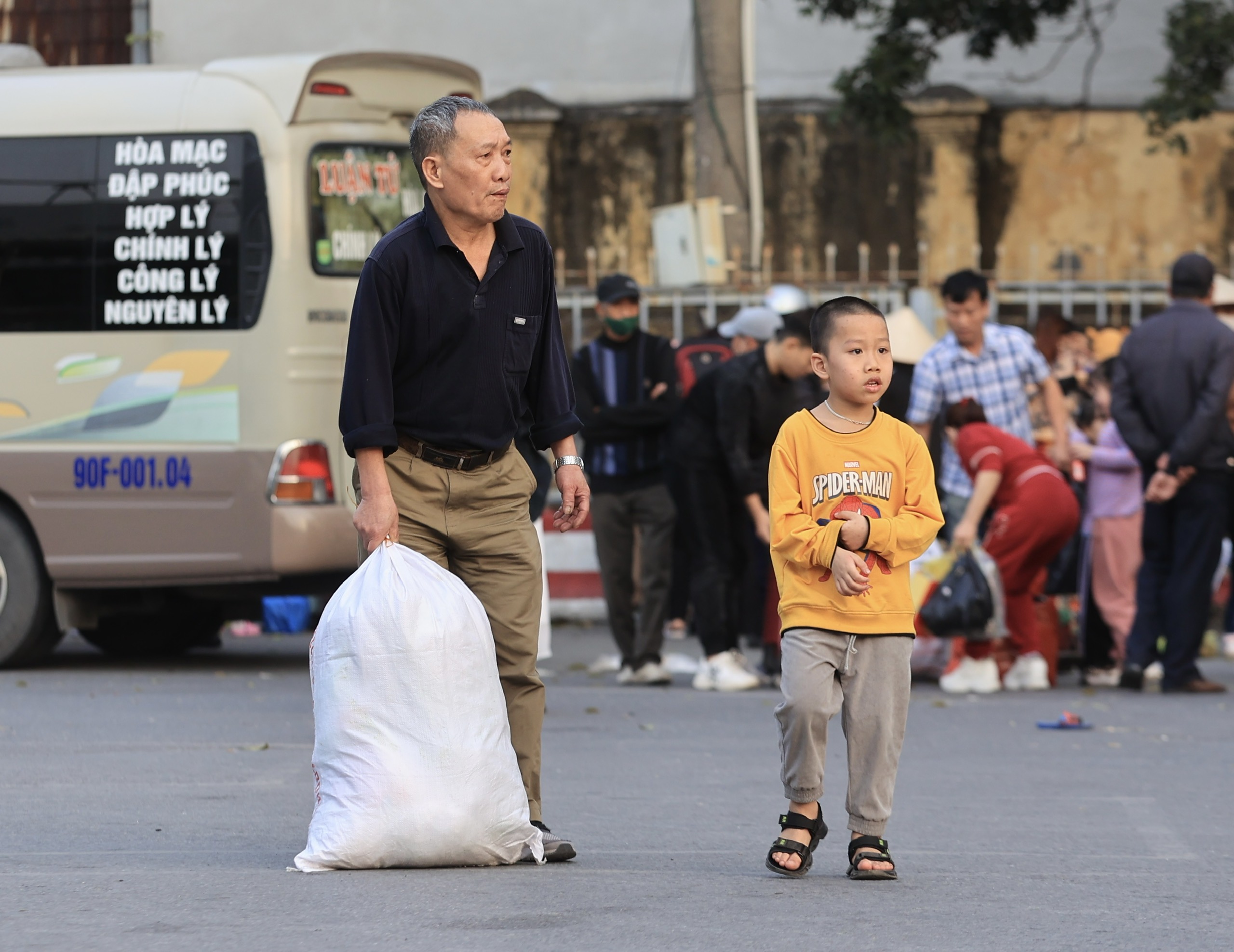 Người d&acirc;n lỉnh kỉnh đồ đạc trở lại Thủ đ&ocirc; chiều m&ugrave;ng 4 Tết- Ảnh 4.