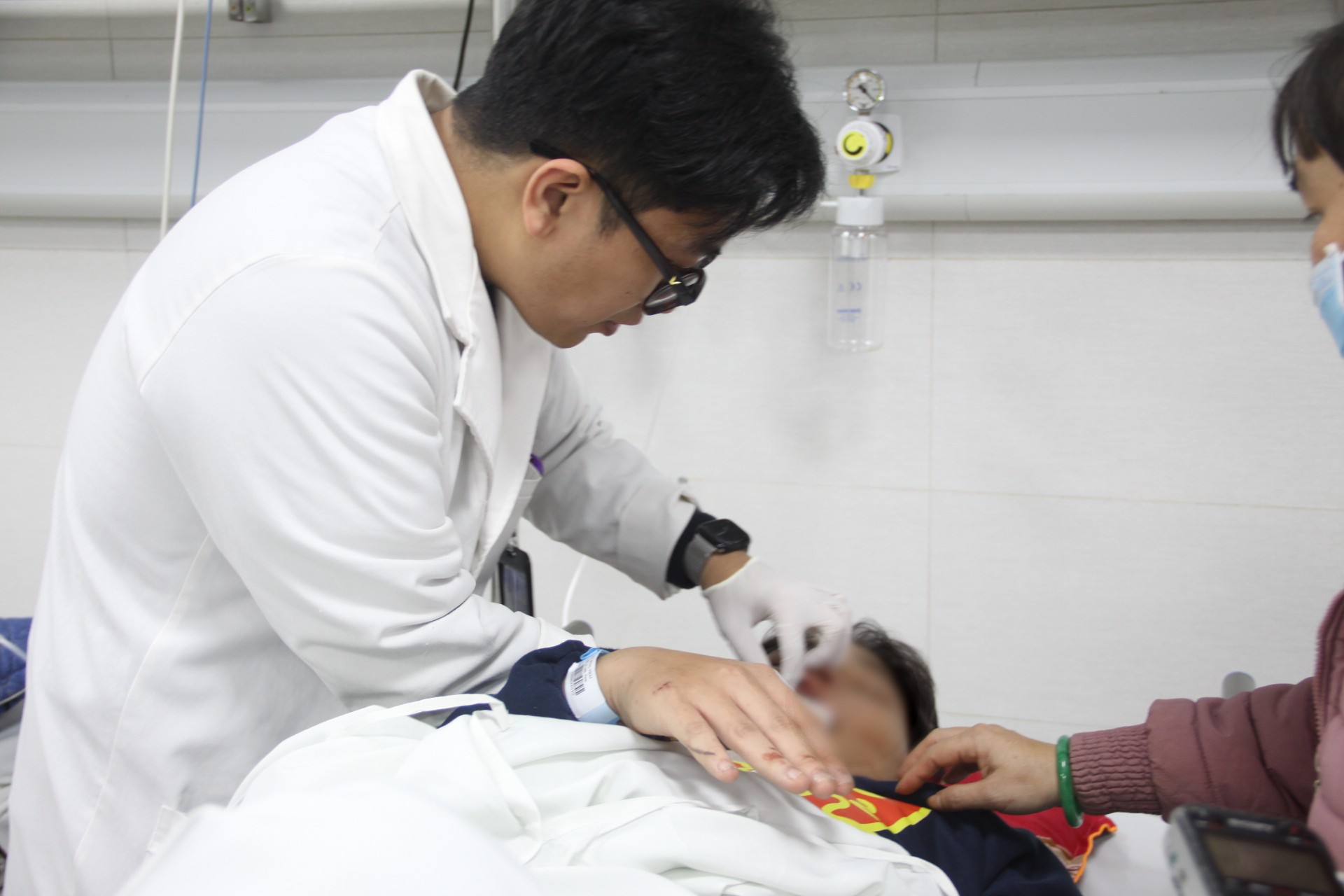 Nhiều người nhập viện, tiên lượng xấu sau tai nạn giao thông do uống rượu bia- Ảnh 8. Nhiều người nhập viện, tiên lượng xấu sau tai nạn giao thông do uống rượu bia- Ảnh 8.