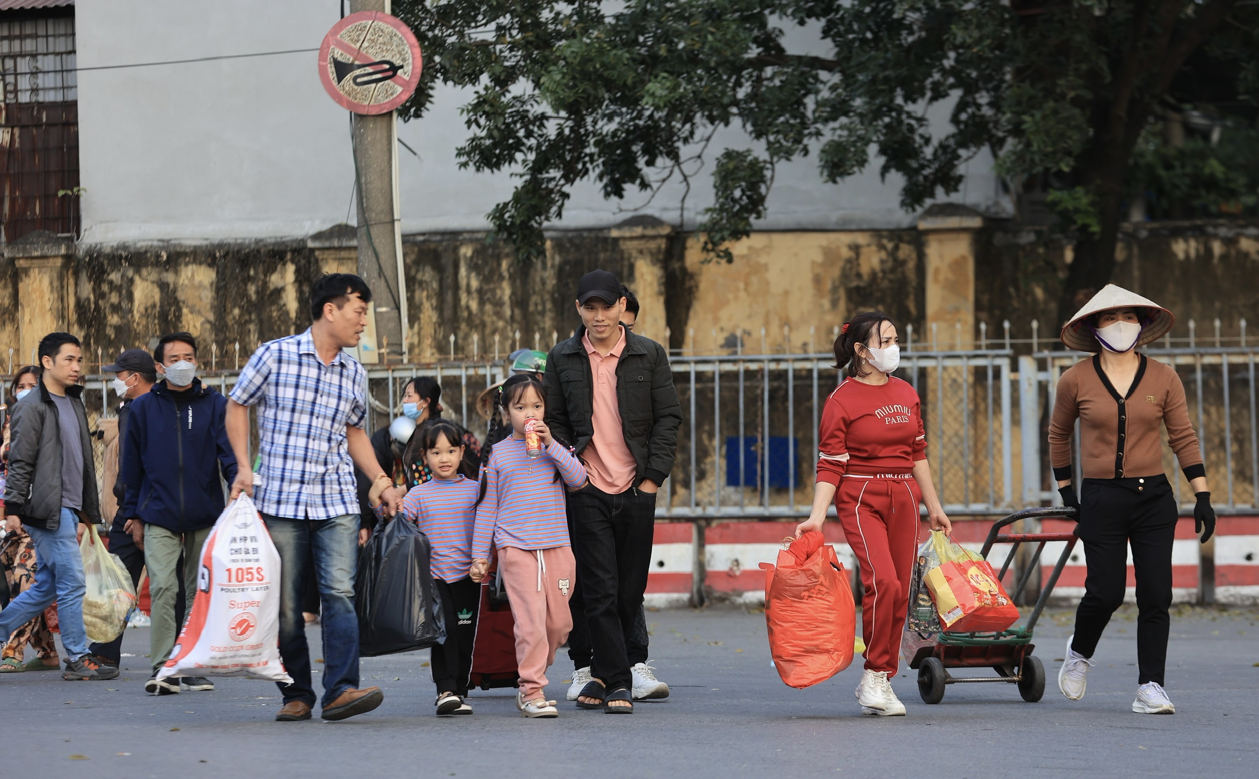 Người d&acirc;n lỉnh kỉnh đồ đạc trở lại Thủ đ&ocirc; chiều m&ugrave;ng 4 Tết- Ảnh 2.