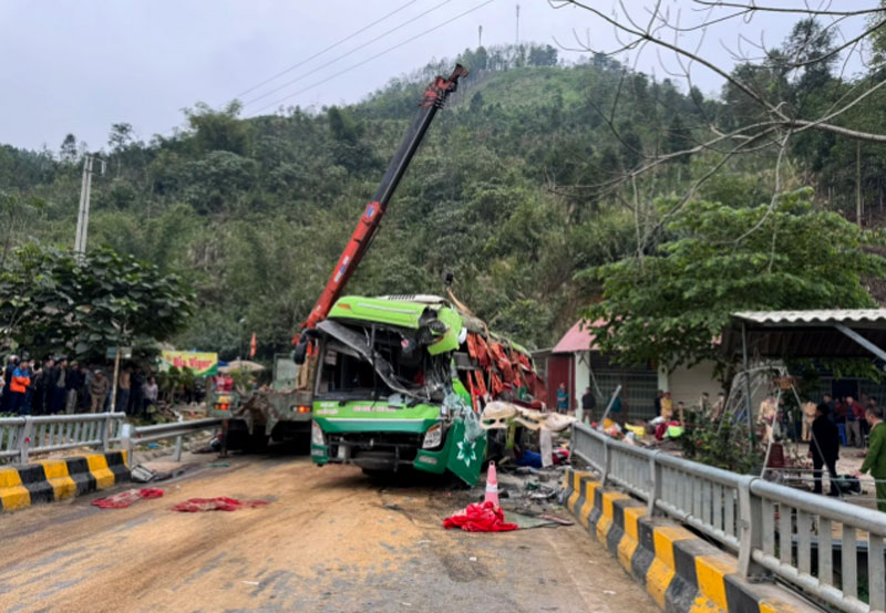 Hiện trường vụ TNGT khiến 1 người tử vong v&agrave; 2 người bị thương.