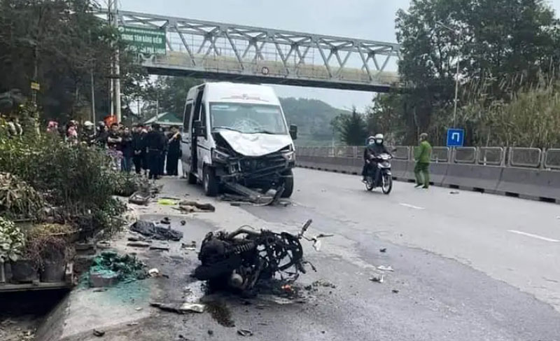 Hiện trường vụ tai nạn tr&ecirc;n quốc lộ 18 ở TP Cẩm Phả khiến hai nam thanh ni&ecirc;n tử vong tại chỗ.