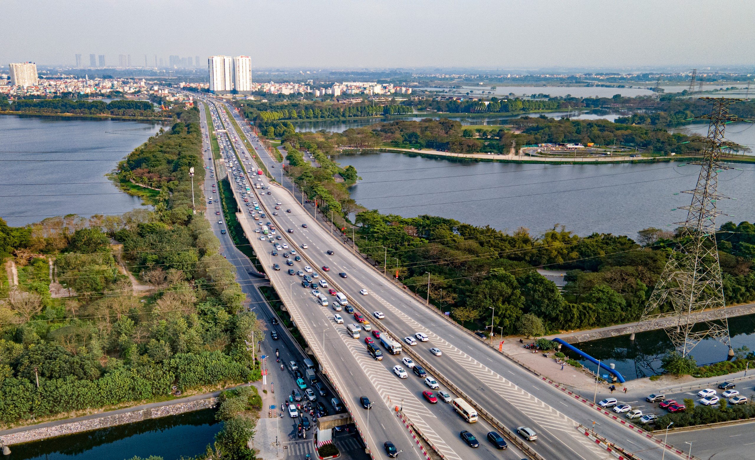 Chiều m&ugrave;ng 4 Tết, người d&acirc;n &ugrave;n &ugrave;n trở lại H&agrave; Nội- Ảnh 5.