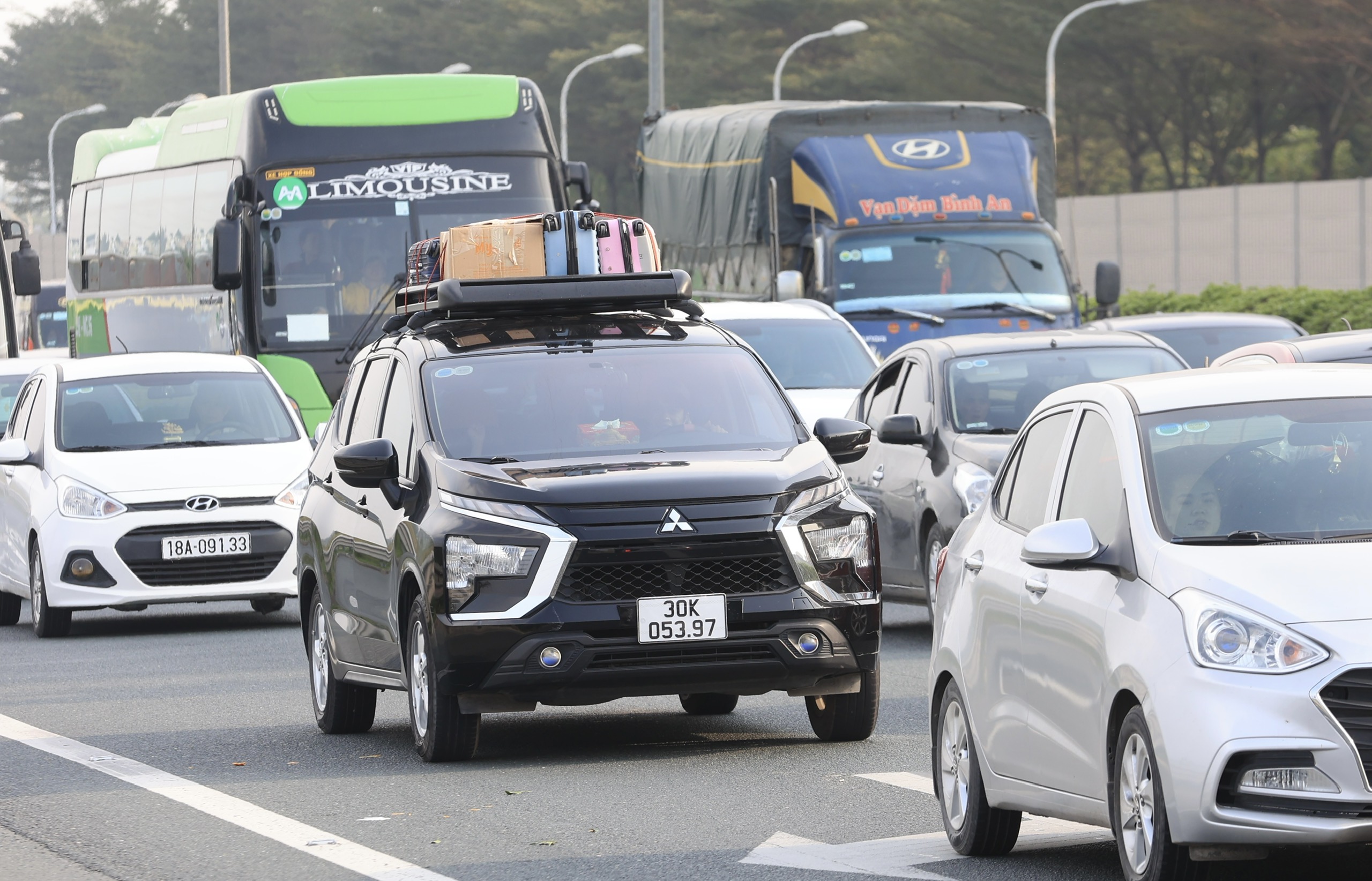 Chiều m&ugrave;ng 4 Tết, người d&acirc;n &ugrave;n &ugrave;n trở lại H&agrave; Nội- Ảnh 8.