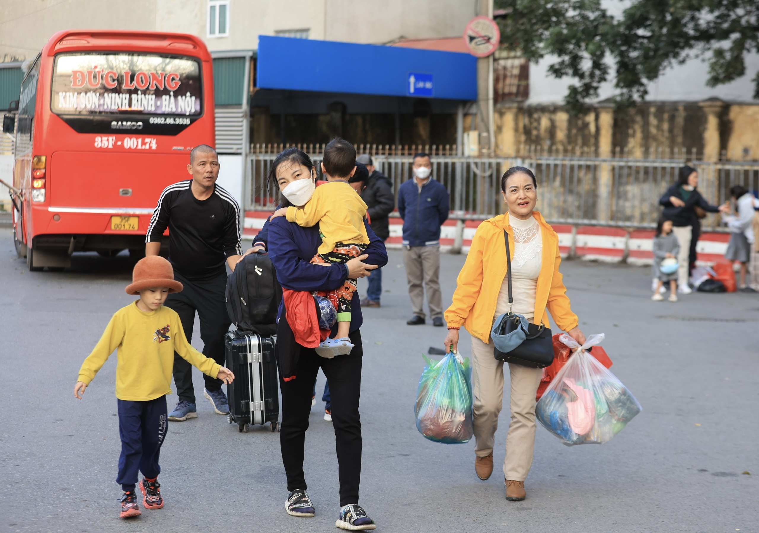 Người d&acirc;n lỉnh kỉnh đồ đạc trở lại Thủ đ&ocirc; chiều m&ugrave;ng 4 Tết- Ảnh 3.