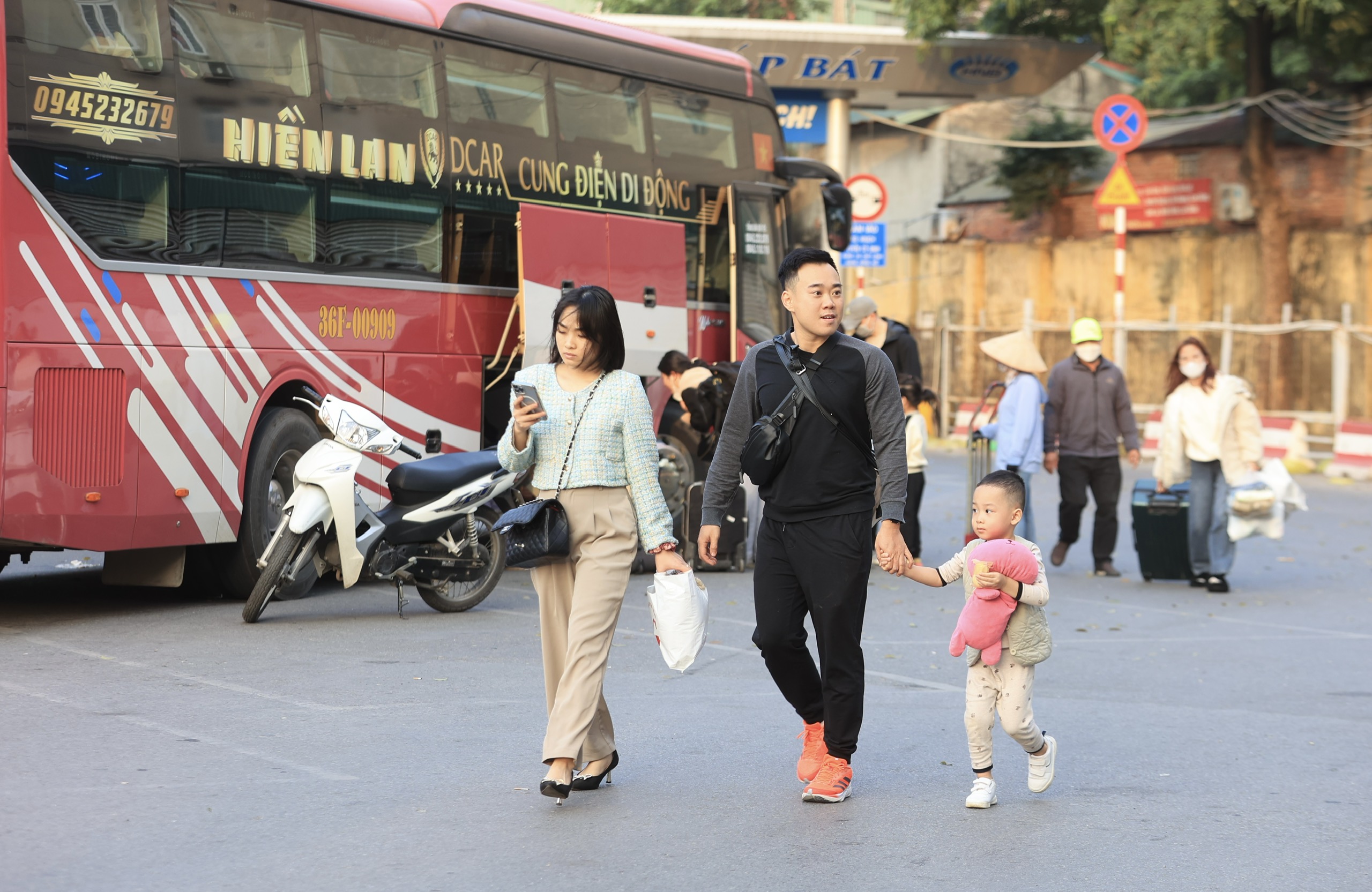 Người d&acirc;n lỉnh kỉnh đồ đạc trở lại Thủ đ&ocirc; chiều m&ugrave;ng 4 Tết- Ảnh 9.