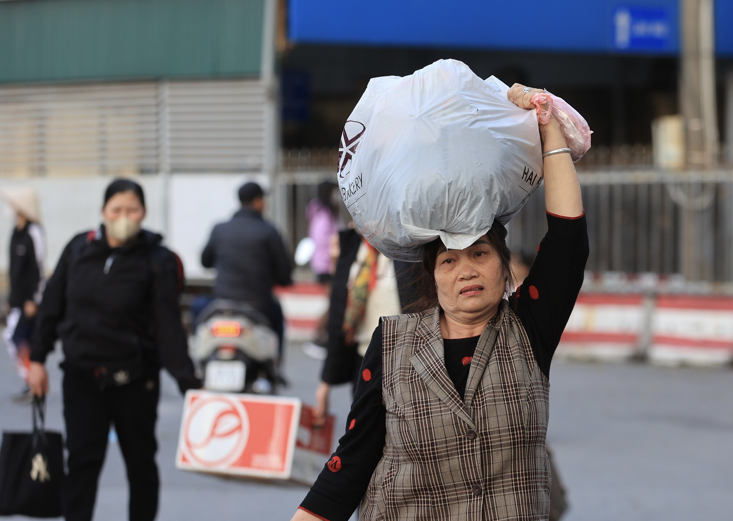 Người d&acirc;n lỉnh kỉnh đồ đạc trở lại Thủ đ&ocirc; chiều m&ugrave;ng 4 Tết- Ảnh 5.