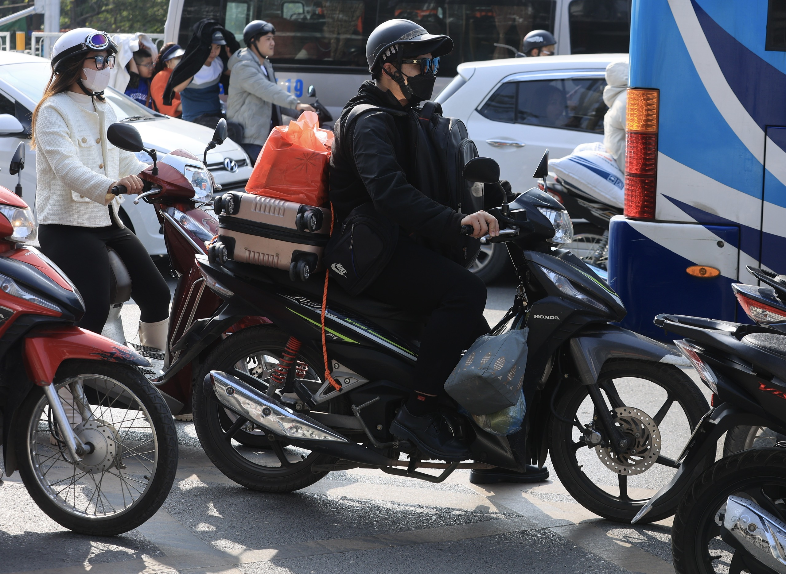 Chiều m&ugrave;ng 4 Tết, người d&acirc;n &ugrave;n &ugrave;n trở lại H&agrave; Nội- Ảnh 13.