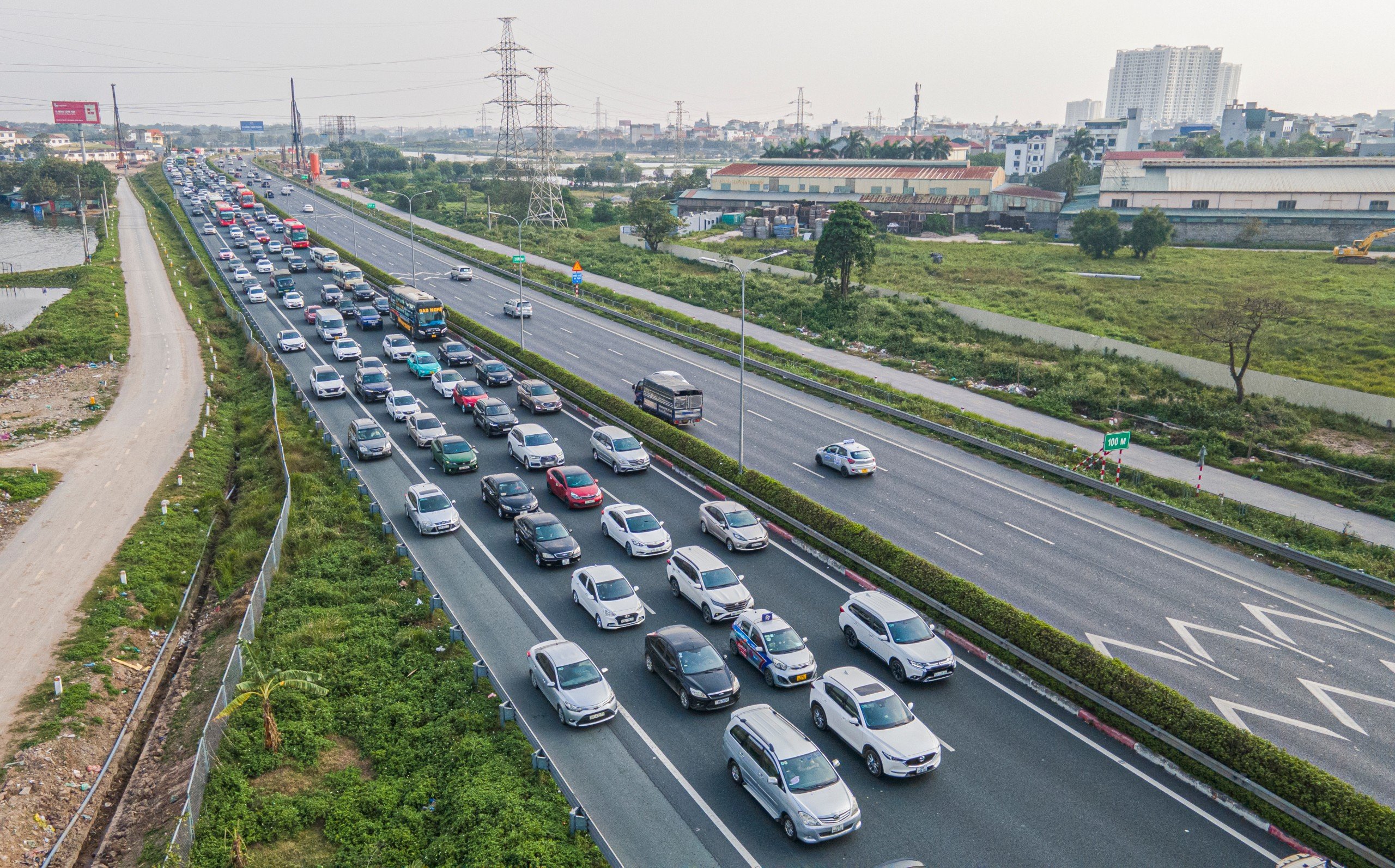 Chiều m&ugrave;ng 4 Tết, người d&acirc;n &ugrave;n &ugrave;n trở lại H&agrave; Nội- Ảnh 1.