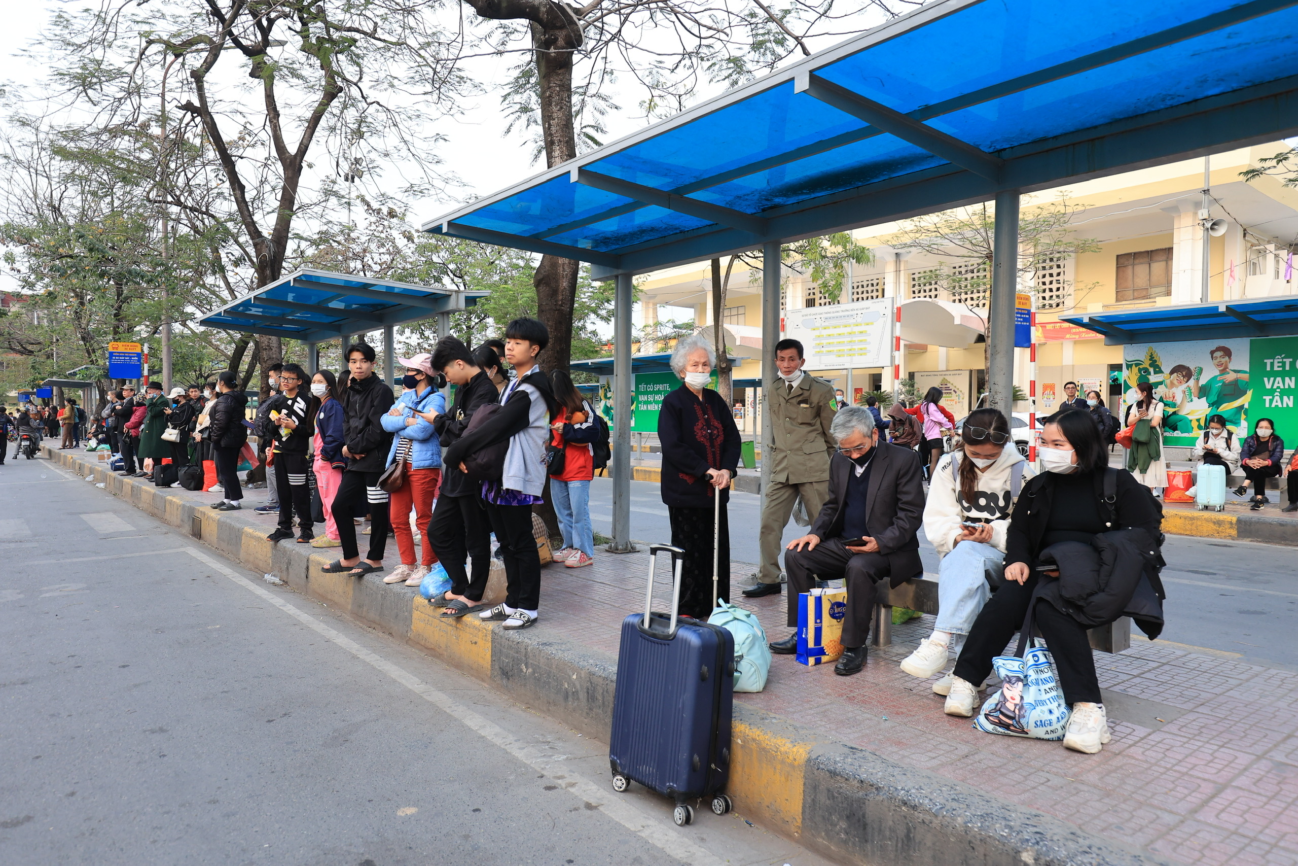 Người d&acirc;n lỉnh kỉnh đồ đạc trở lại Thủ đ&ocirc; chiều m&ugrave;ng 4 Tết- Ảnh 12.