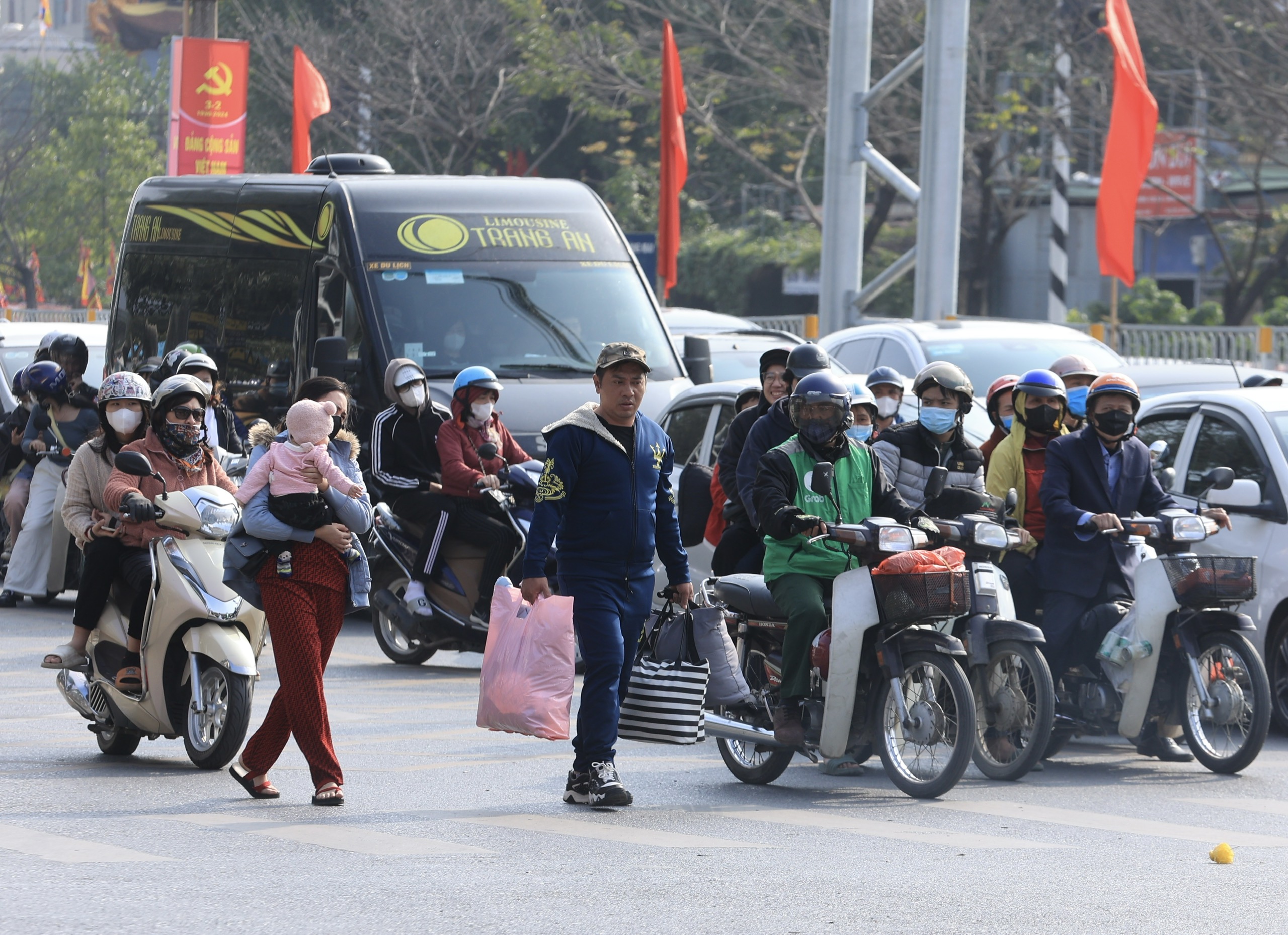 Chiều m&ugrave;ng 4 Tết, người d&acirc;n &ugrave;n &ugrave;n trở lại H&agrave; Nội- Ảnh 15.