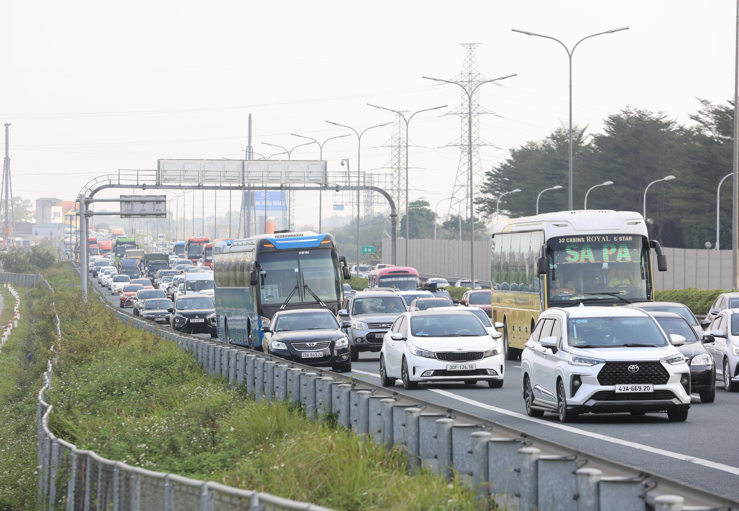 Chiều m&ugrave;ng 4 Tết, người d&acirc;n &ugrave;n &ugrave;n trở lại H&agrave; Nội- Ảnh 7.