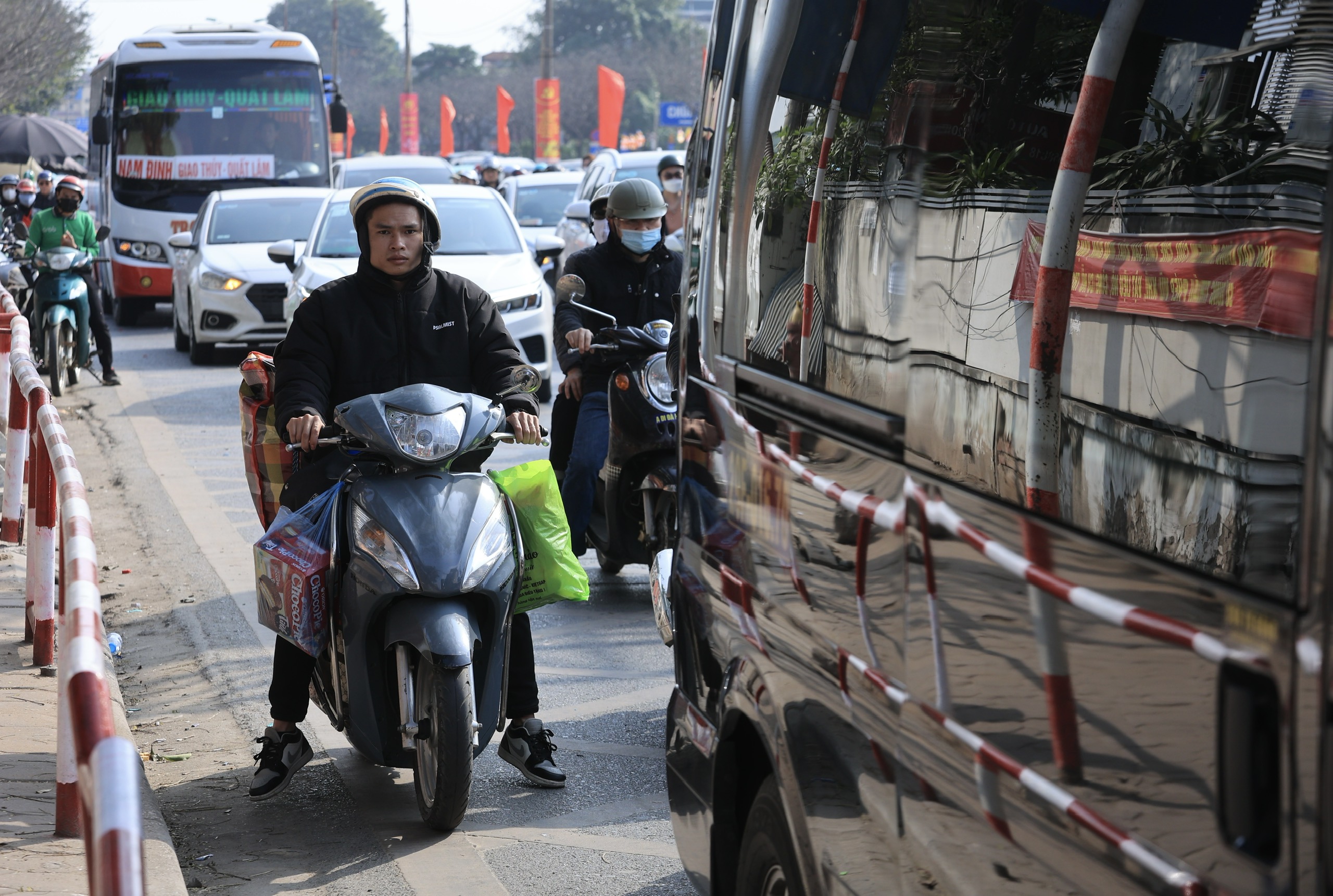 Chiều m&ugrave;ng 4 Tết, người d&acirc;n &ugrave;n &ugrave;n trở lại H&agrave; Nội- Ảnh 12.