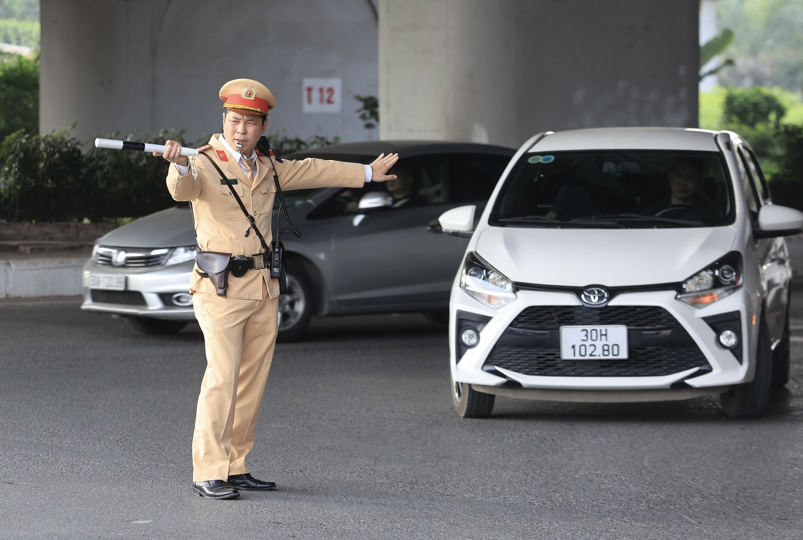 Chiều m&ugrave;ng 4 Tết, người d&acirc;n &ugrave;n &ugrave;n trở lại H&agrave; Nội- Ảnh 10.