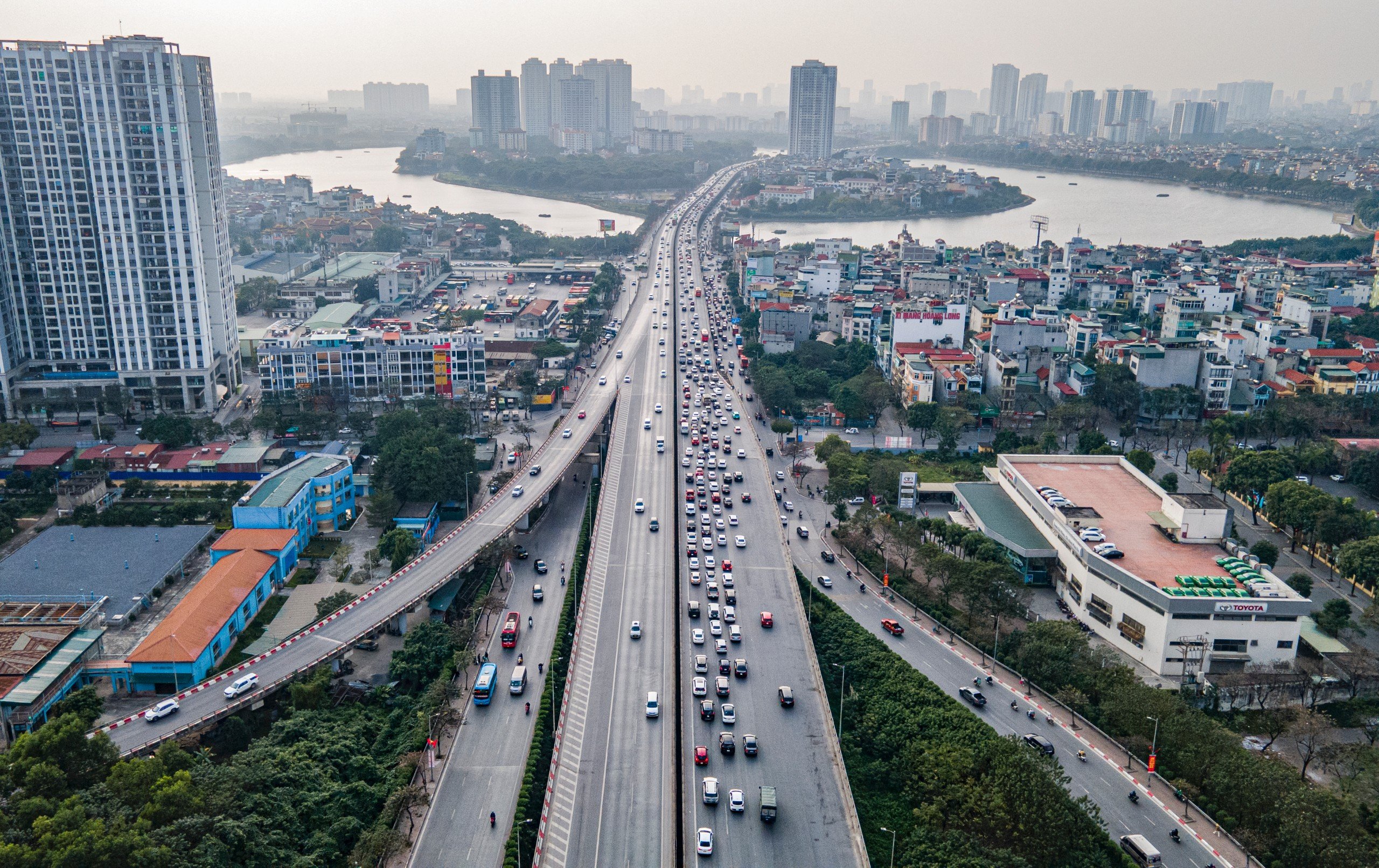 Chiều m&ugrave;ng 4 Tết, người d&acirc;n &ugrave;n &ugrave;n trở lại H&agrave; Nội- Ảnh 6.