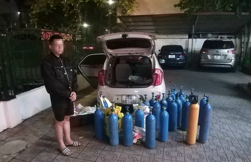 Cảnh s&aacute;t 141 t&oacute;m gọn thanh ni&ecirc;n vận chuyển h&agrave;ng chục b&igrave;nh kh&iacute; cười ng&agrave;y Tết- Ảnh 1.