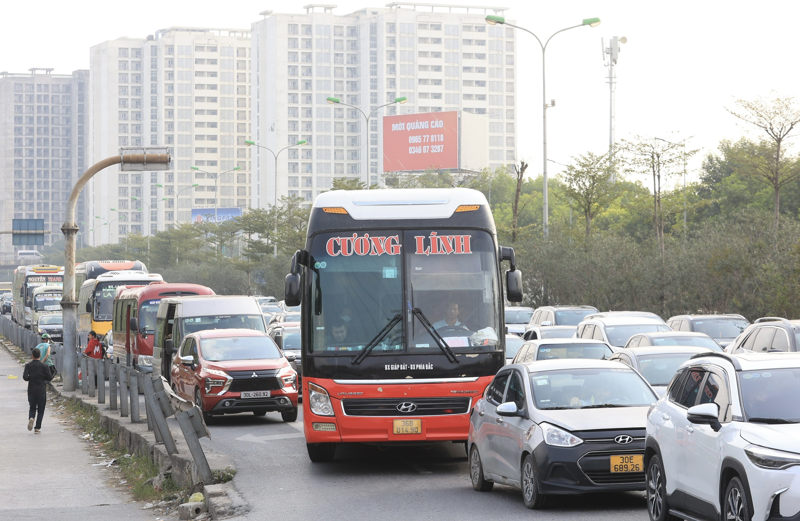 Chiều m&ugrave;ng 4 Tết, người d&acirc;n &ugrave;n &ugrave;n trở lại H&agrave; Nội- Ảnh 9.