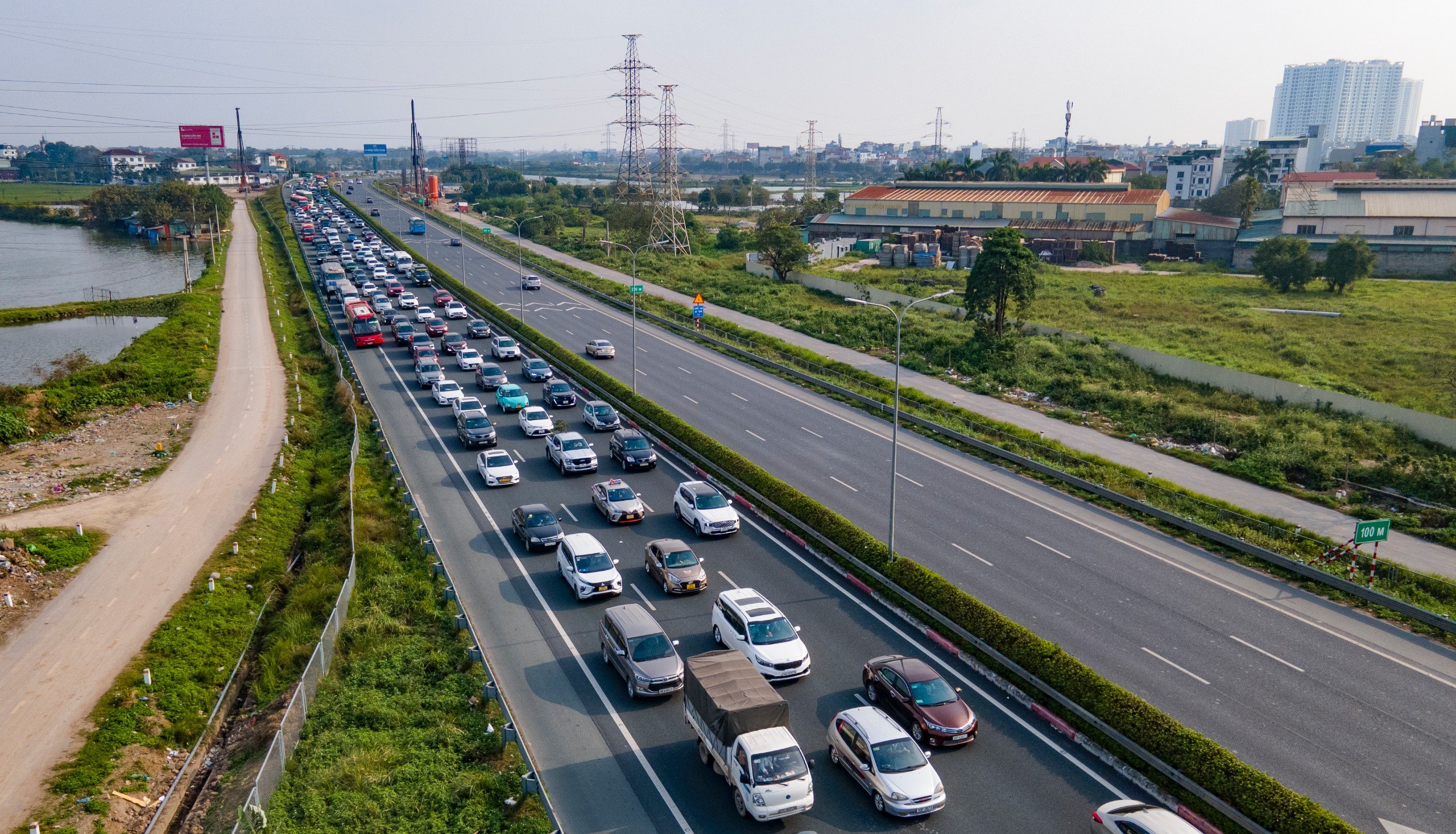 Chiều m&ugrave;ng 4 Tết, người d&acirc;n &ugrave;n &ugrave;n trở lại H&agrave; Nội- Ảnh 4.