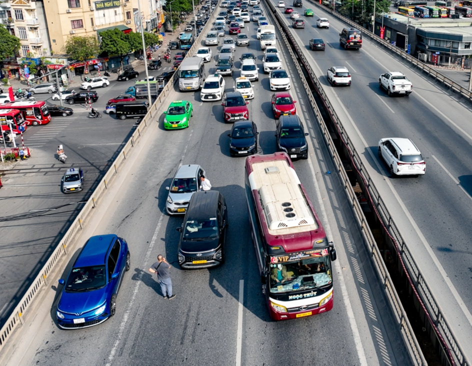 CSGT căng m&igrave;nh điều tiết giao th&ocirc;ng chiều về Thủ đ&ocirc; sau kỳ nghỉ Tết- Ảnh 4.