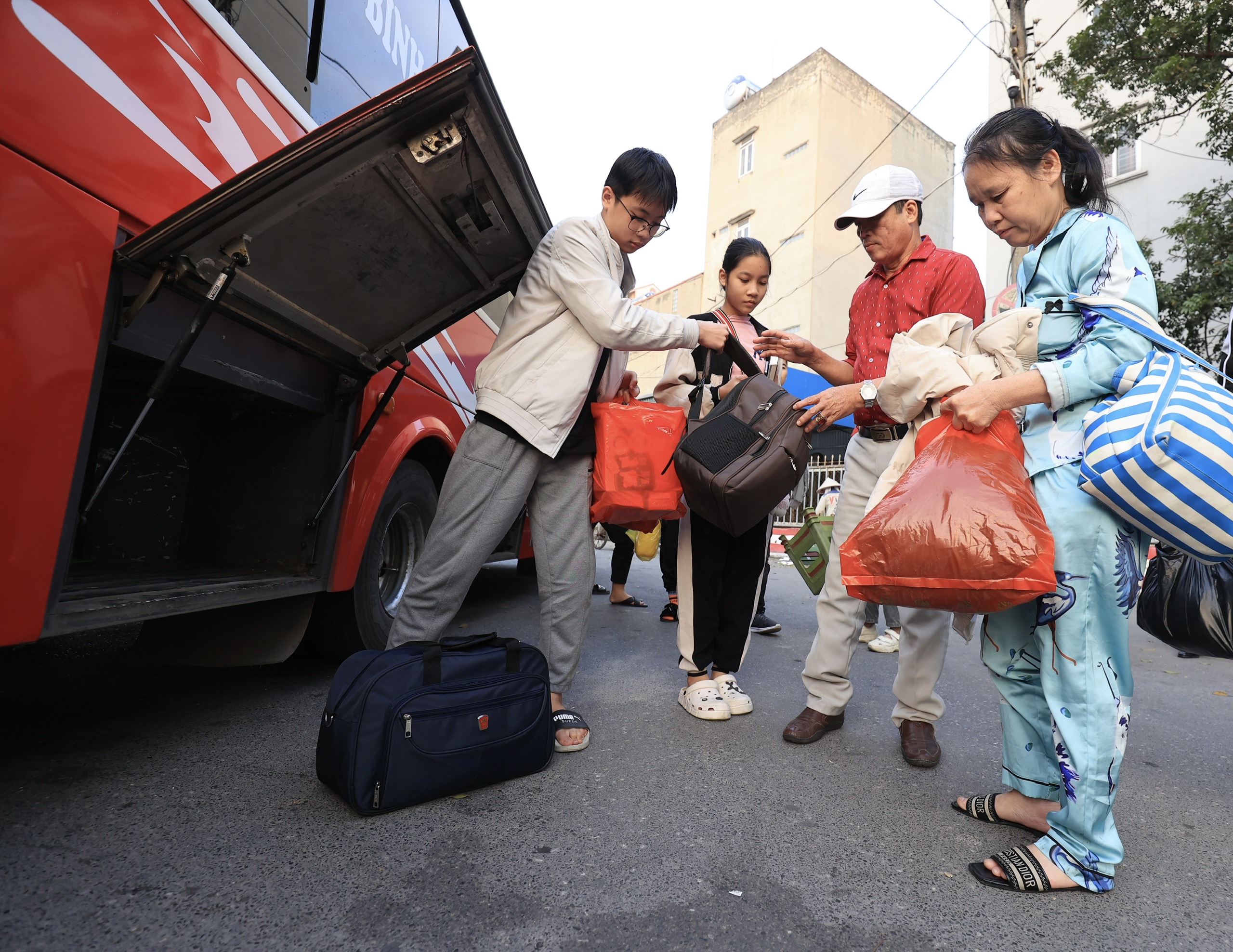 Người d&acirc;n lỉnh kỉnh đồ đạc trở lại Thủ đ&ocirc; chiều m&ugrave;ng 4 Tết- Ảnh 6.