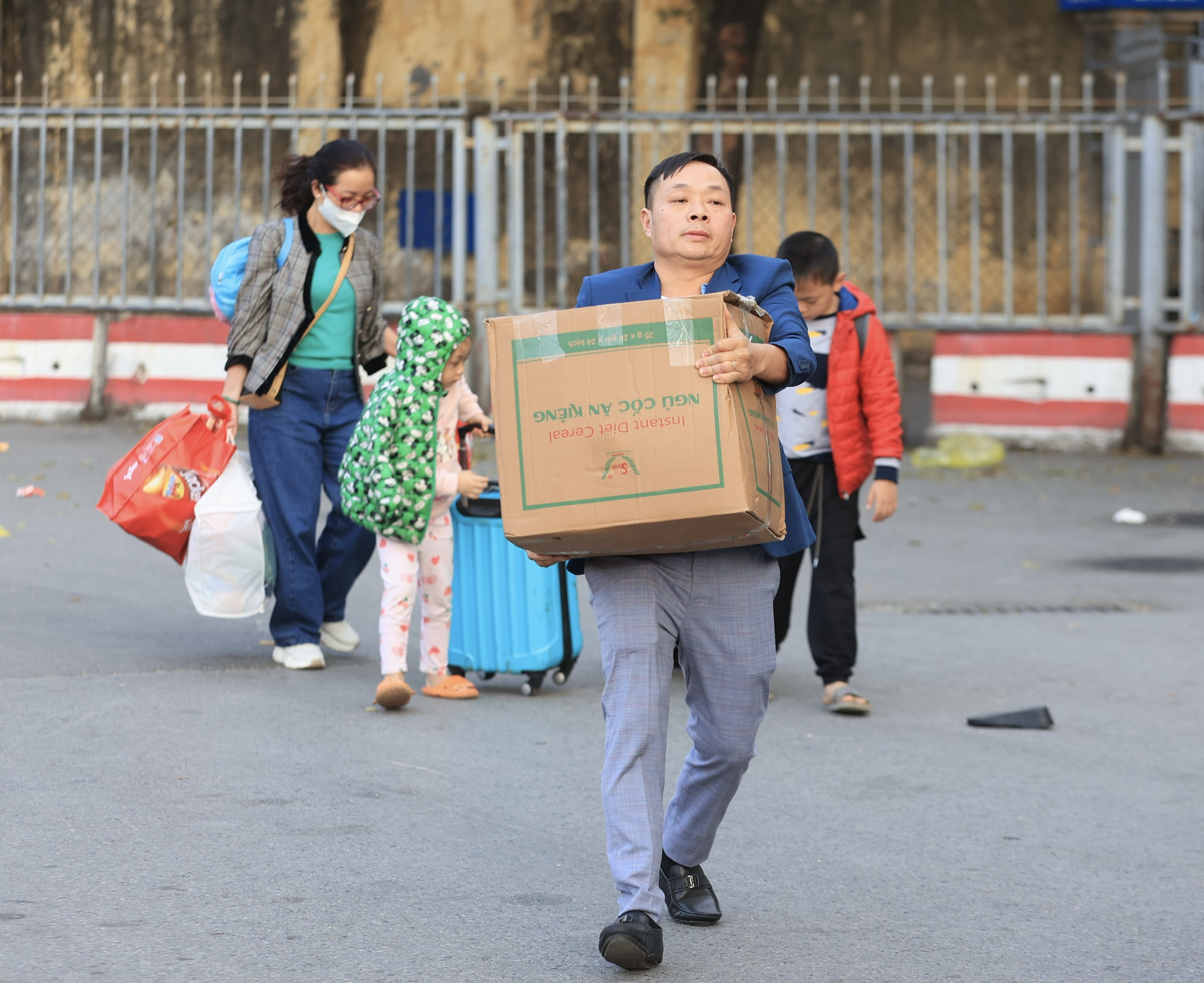 Người d&acirc;n lỉnh kỉnh đồ đạc trở lại Thủ đ&ocirc; chiều m&ugrave;ng 4 Tết- Ảnh 7.