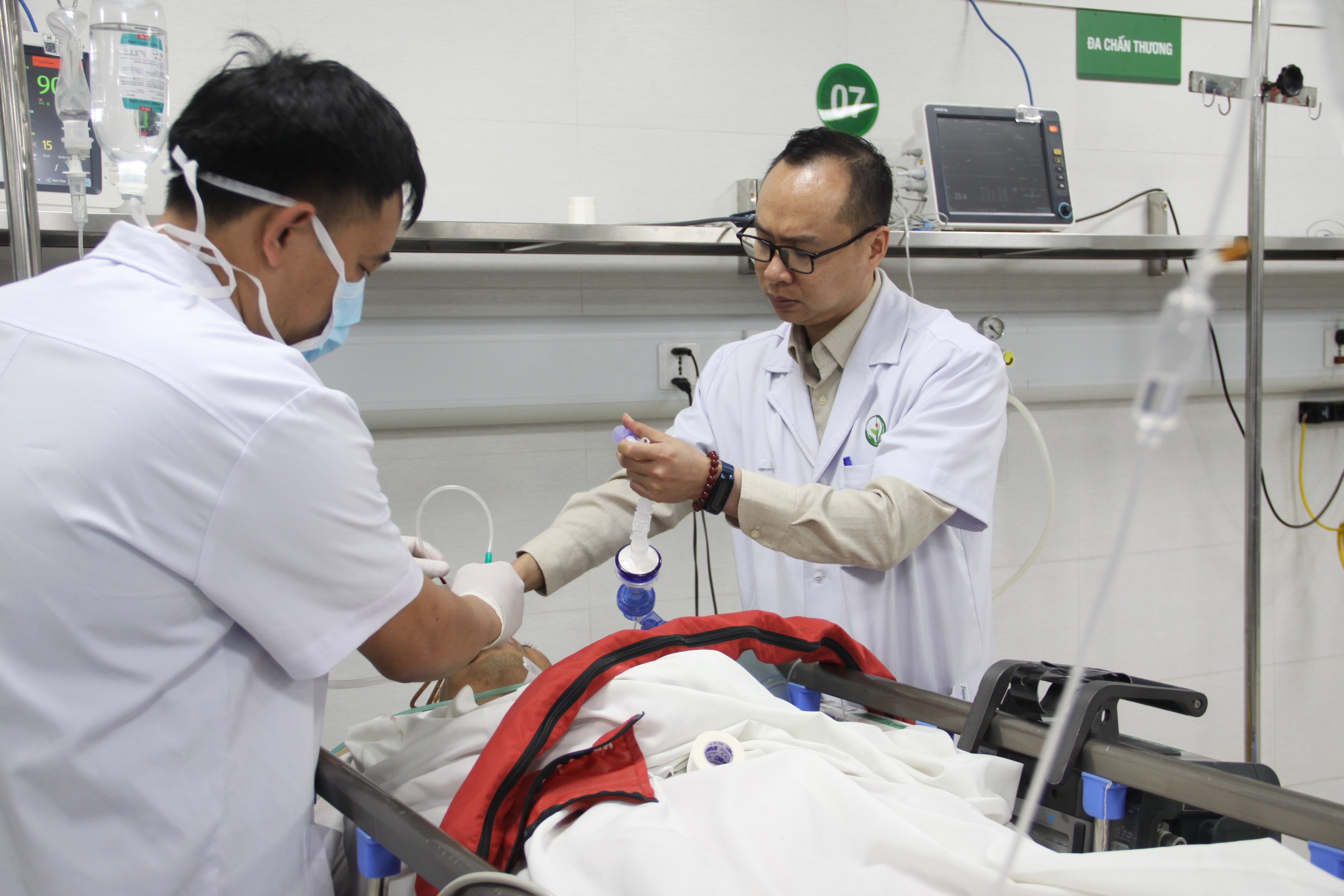 Nhiều người nhập viện, tiên lượng xấu sau tai nạn giao thông do uống rượu bia- Ảnh 4. Nhiều người nhập viện, tiên lượng xấu sau tai nạn giao thông do uống rượu bia- Ảnh 4.