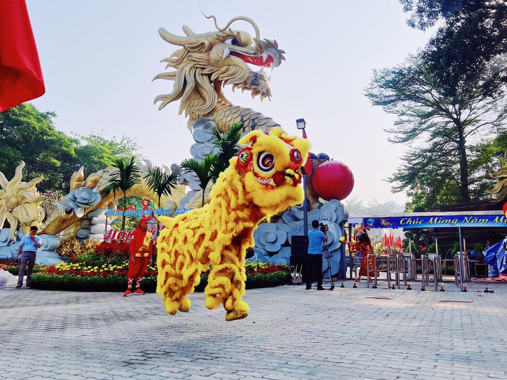 Kh&aacute;ch &ugrave;n &ugrave;n đổ về c&aacute;c điểm du lịch tắm biển, vui chơi- Ảnh 5.