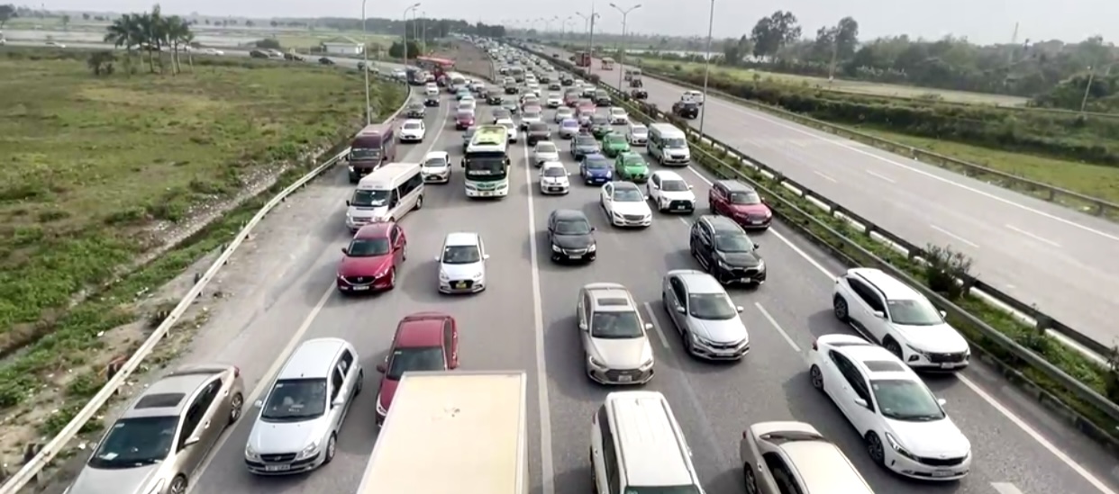 Cao tốc Ph&aacute;p V&acirc;n - Cầu Giẽ &ugrave;n tắc, người d&acirc;n di chuyển hướng n&agrave;o để về H&agrave; Nội?- Ảnh 1.