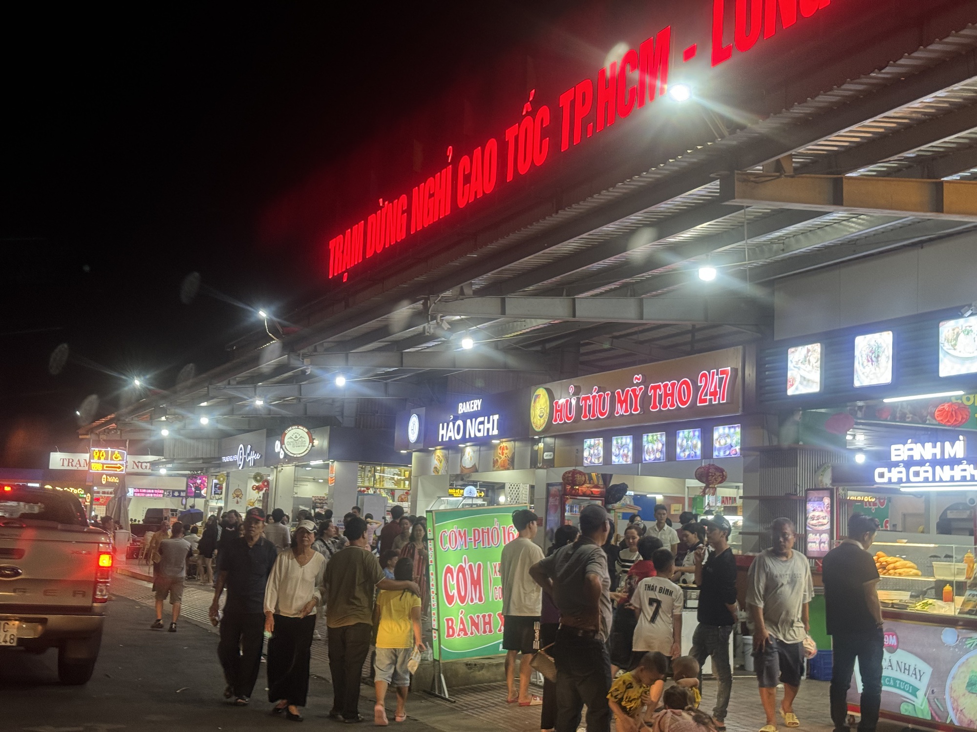 Người nghỉ Tết trở lại TP.HCM, cao tốc tho&aacute;ng nhưng trạm dừng nghỉ đ&ocirc;ng nghẹt- Ảnh 3.