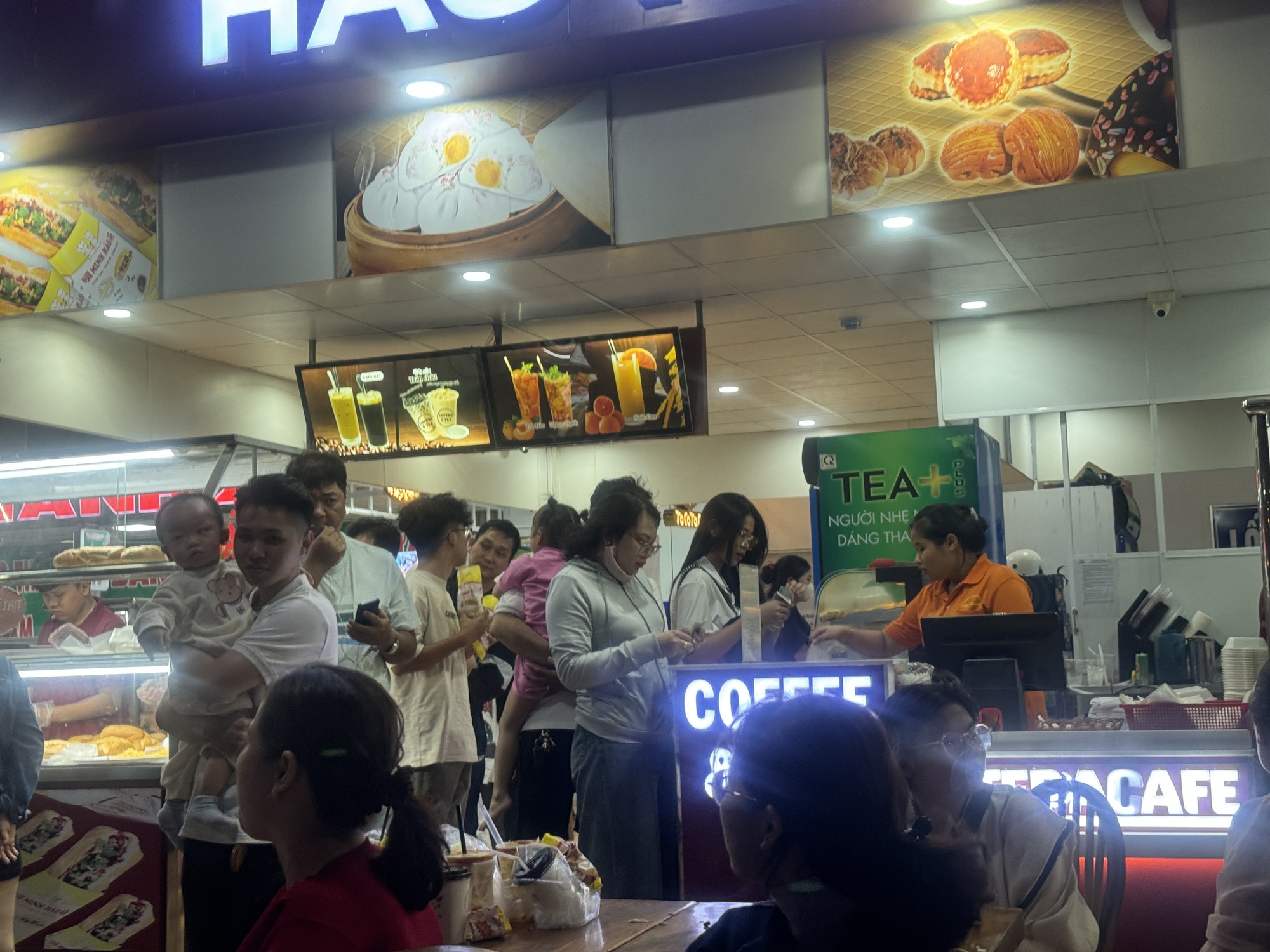 Người nghỉ Tết trở lại TP.HCM, cao tốc tho&aacute;ng nhưng trạm dừng nghỉ đ&ocirc;ng nghẹt- Ảnh 2.